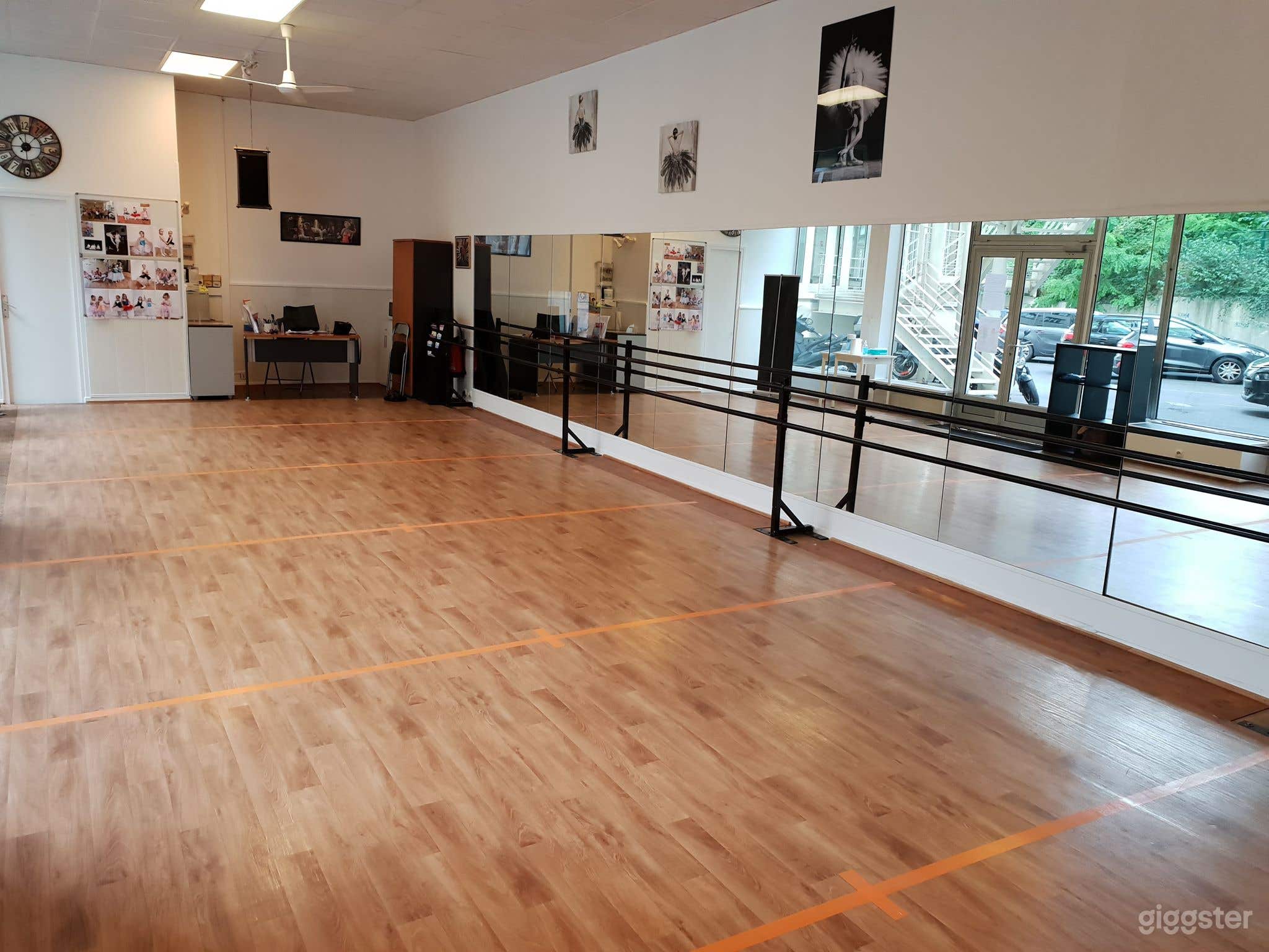 Salle spacieuse pour mise à disposition  Photo 1