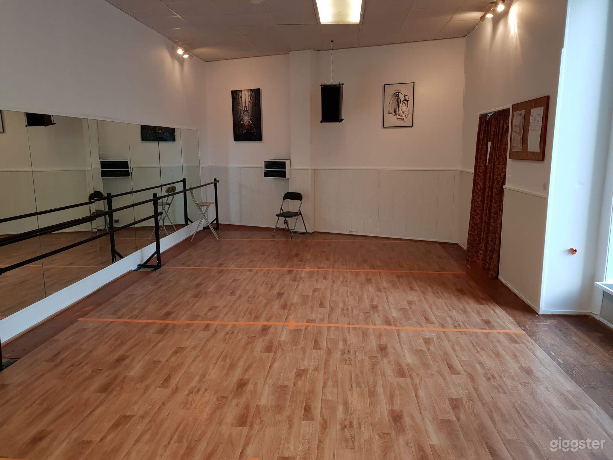 Salle spacieuse pour mise à disposition  Photo 4