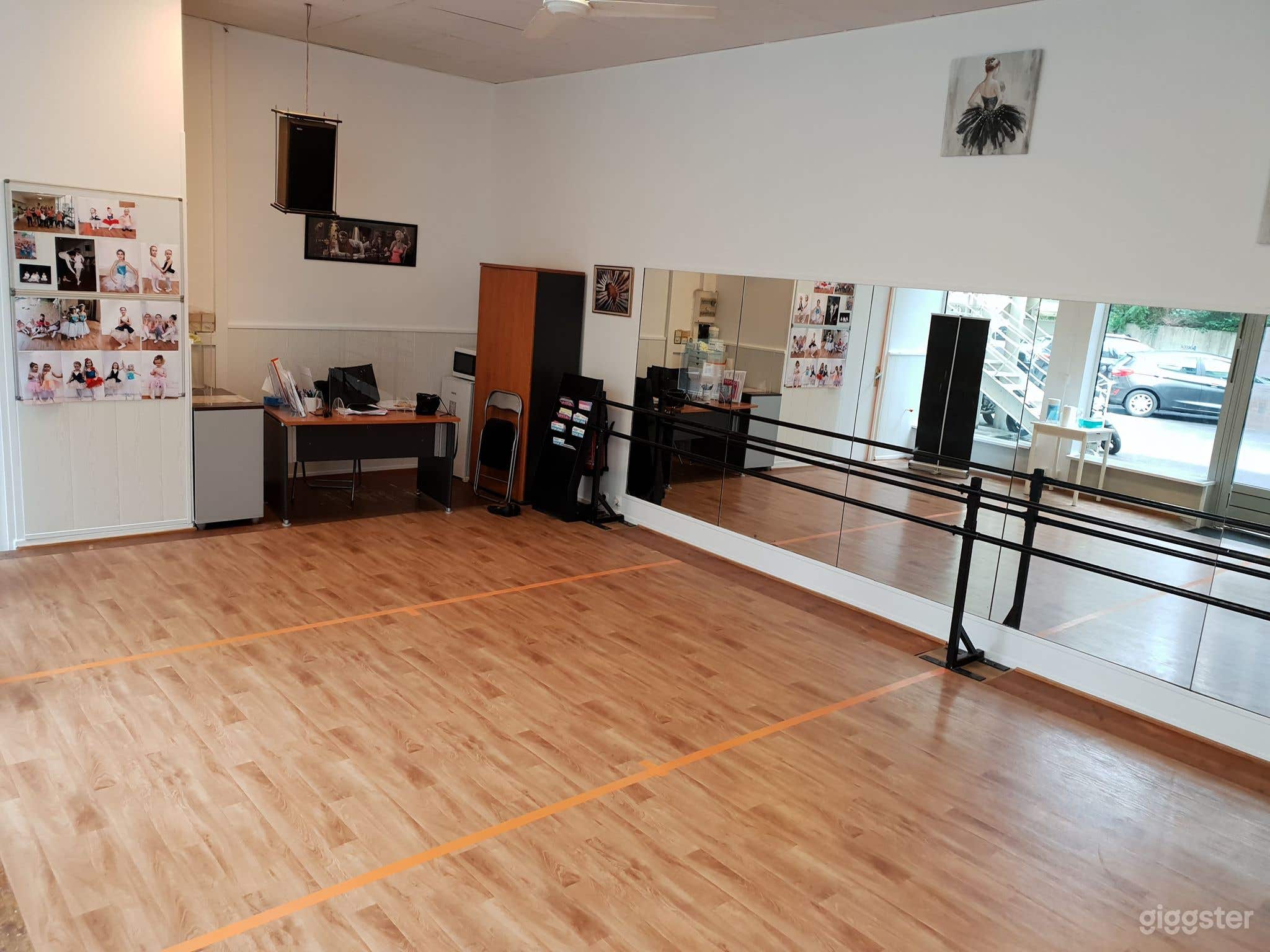 Salle spacieuse pour mise à disposition  Photo 3