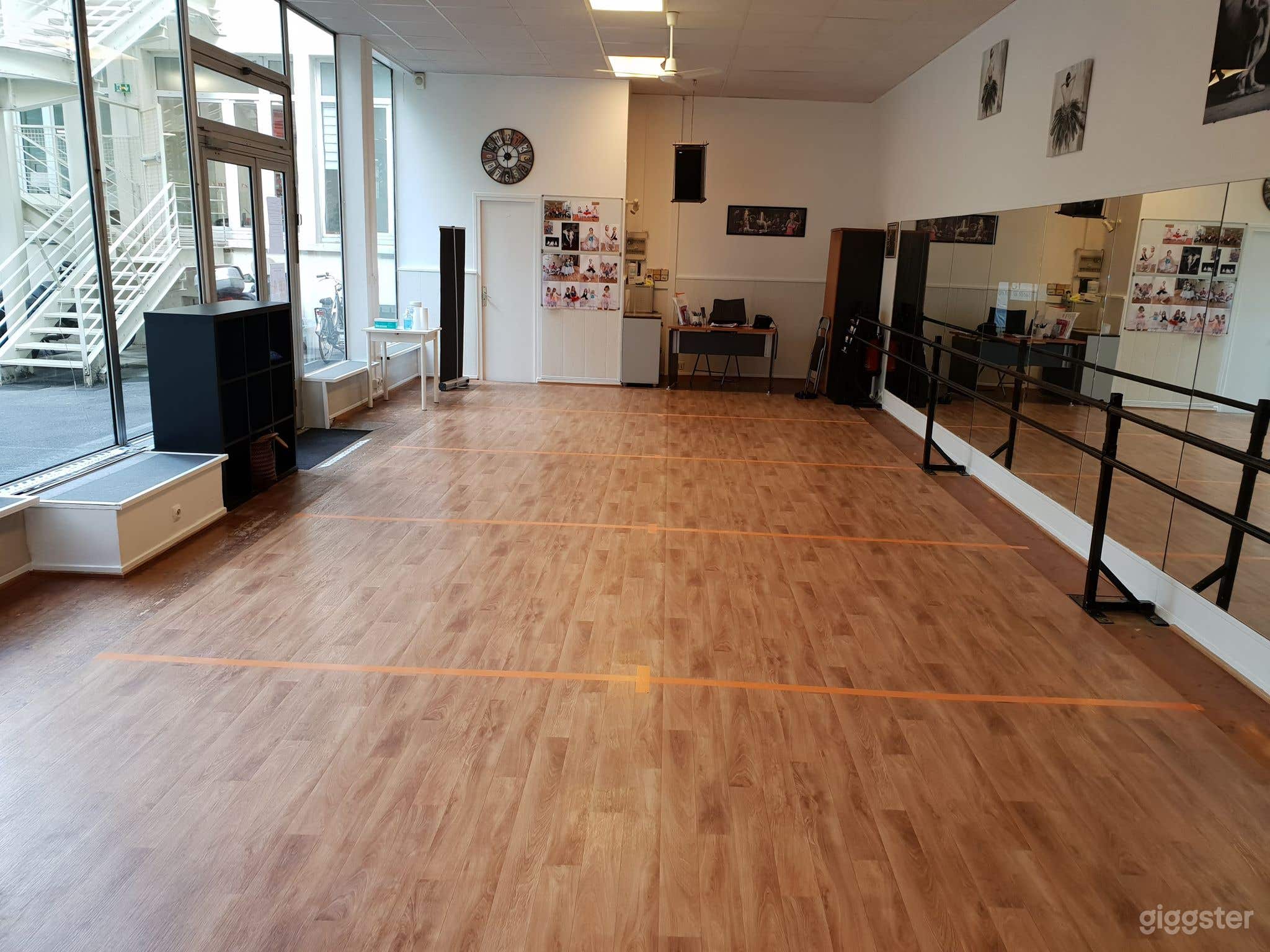 Salle spacieuse pour mise à disposition  Photo 2