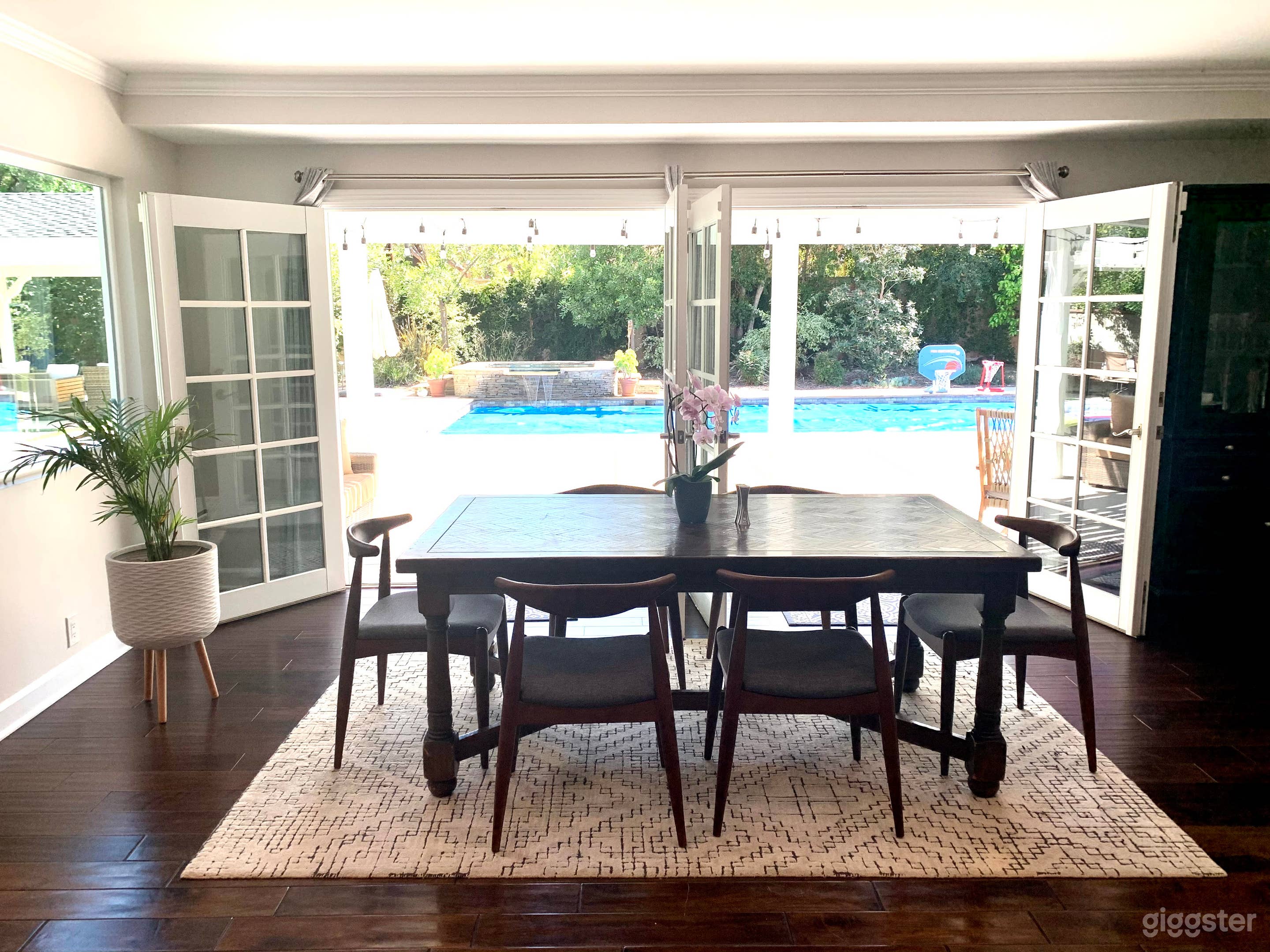 Encino Ranch Style Home on 1/2 acre Photo 2