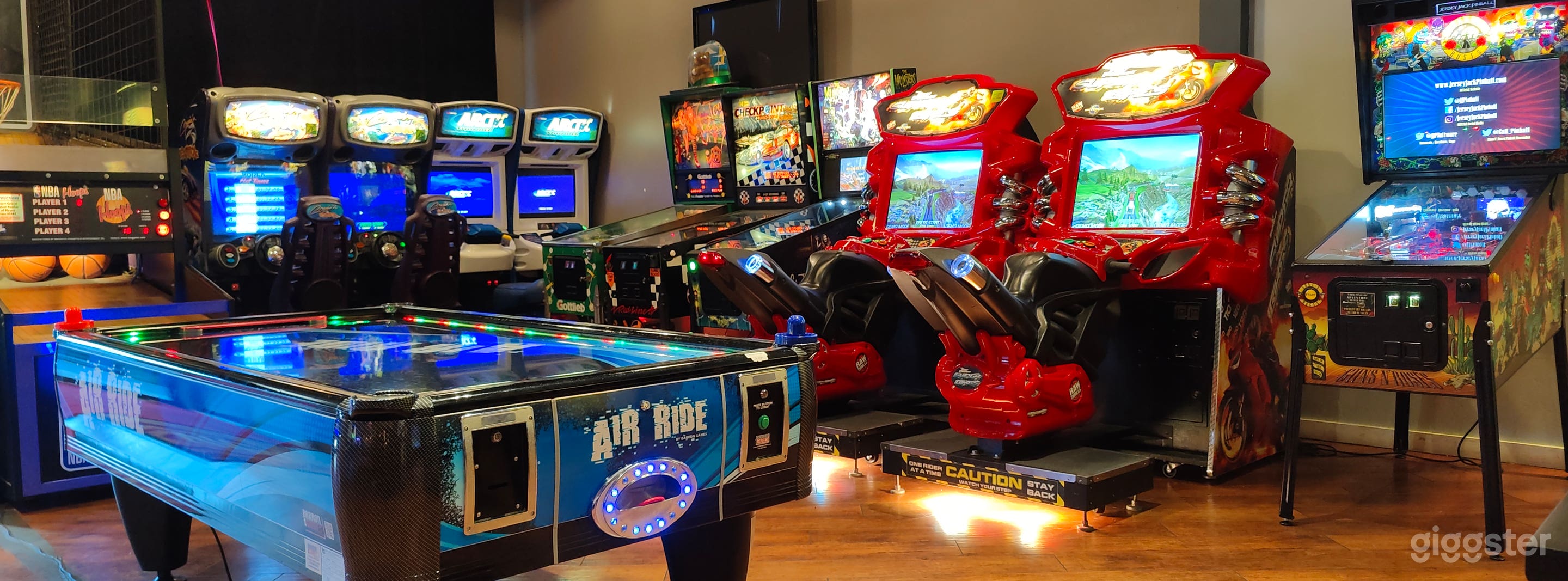 COCKTAIL AREA Photo 4