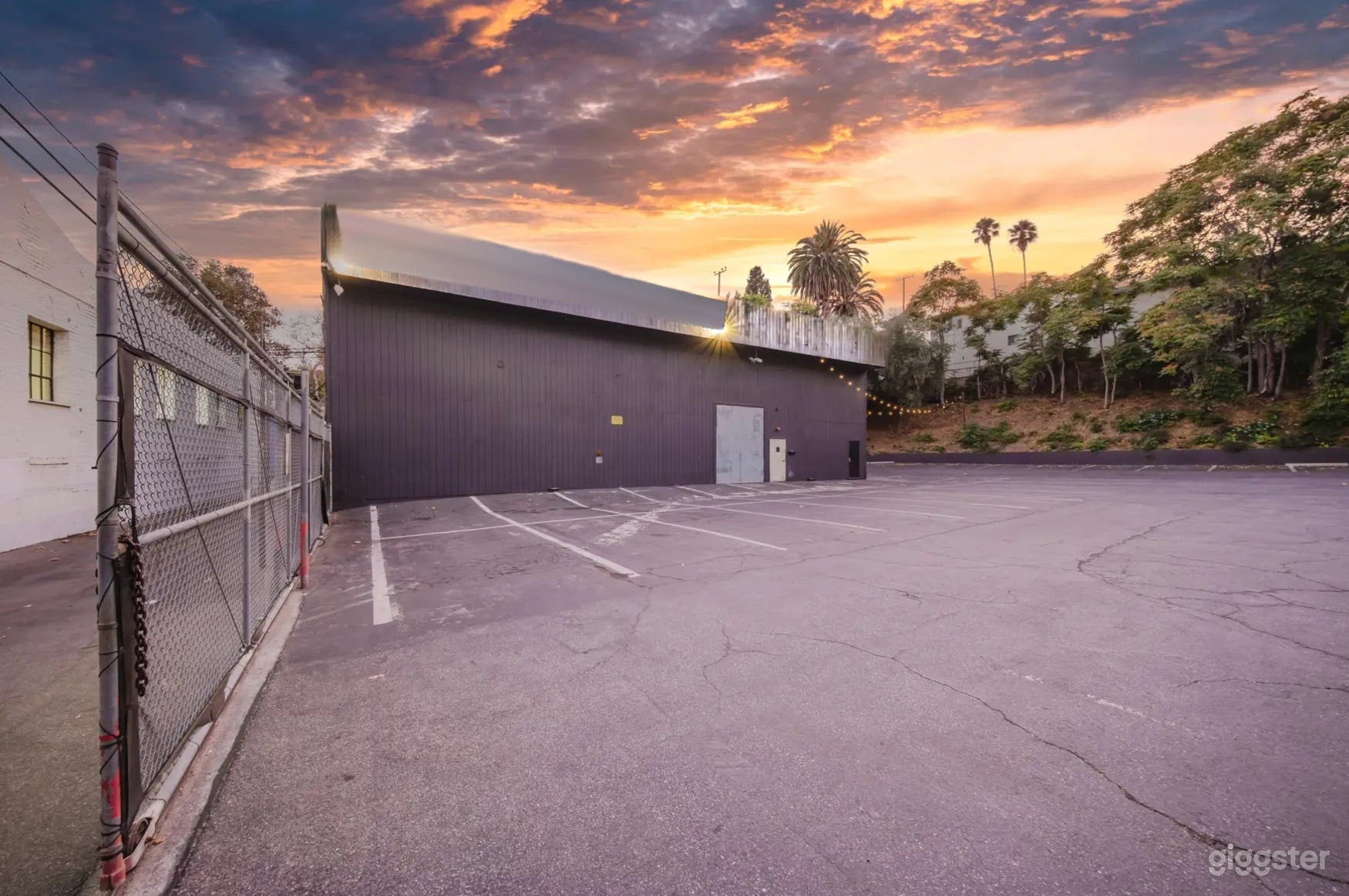 URBAN FORTRESS WITH INDOOR/OUTDOOR FLEX Photo 2