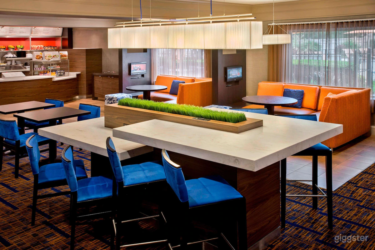 Breakfast Area and Lounge Photo 1