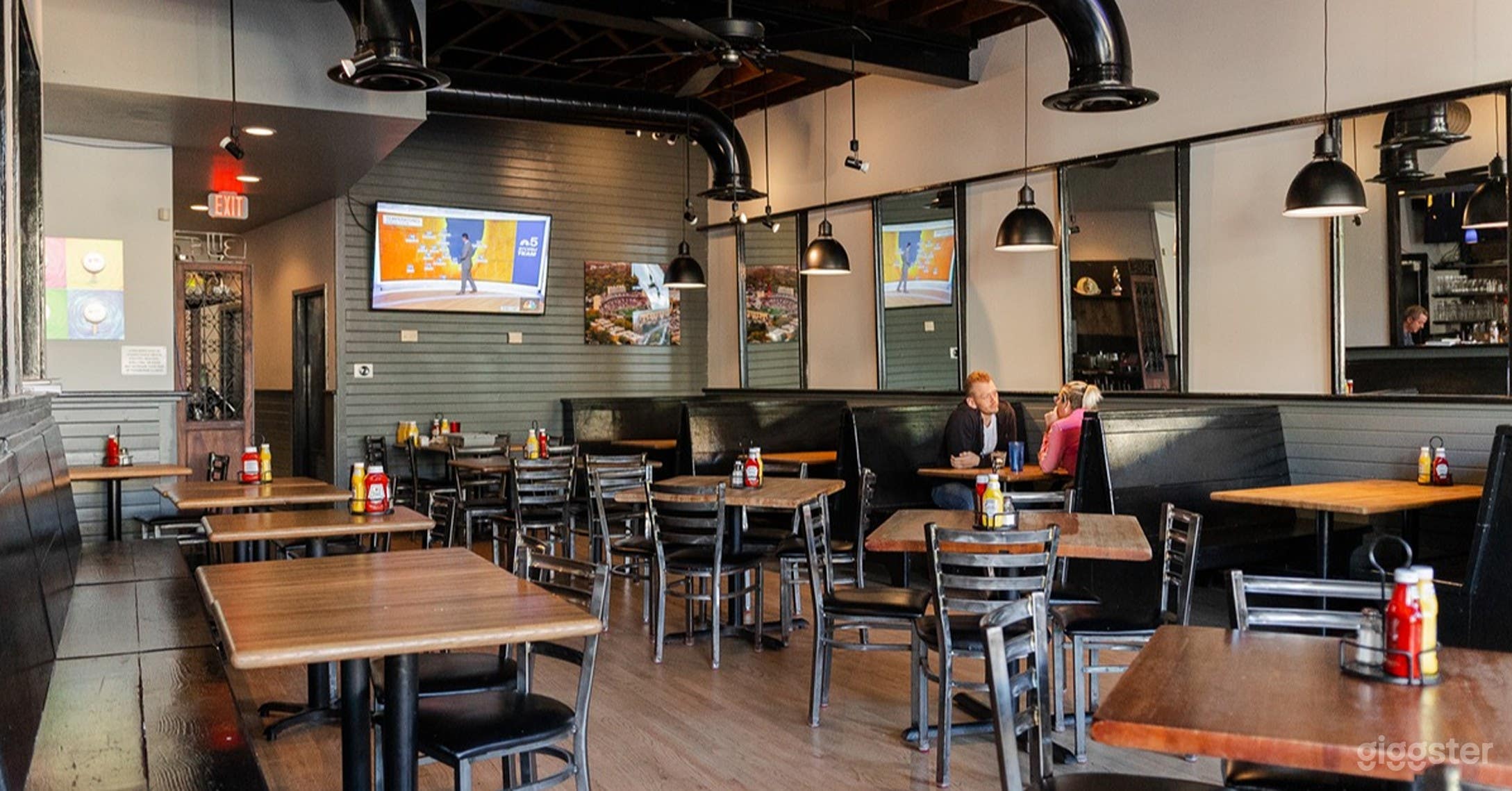 Cozy Bar And Restaurant in Evanston Photo 2