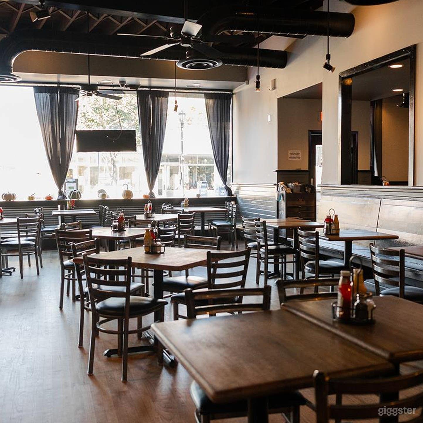 Cozy Bar And Restaurant in Evanston Photo 3