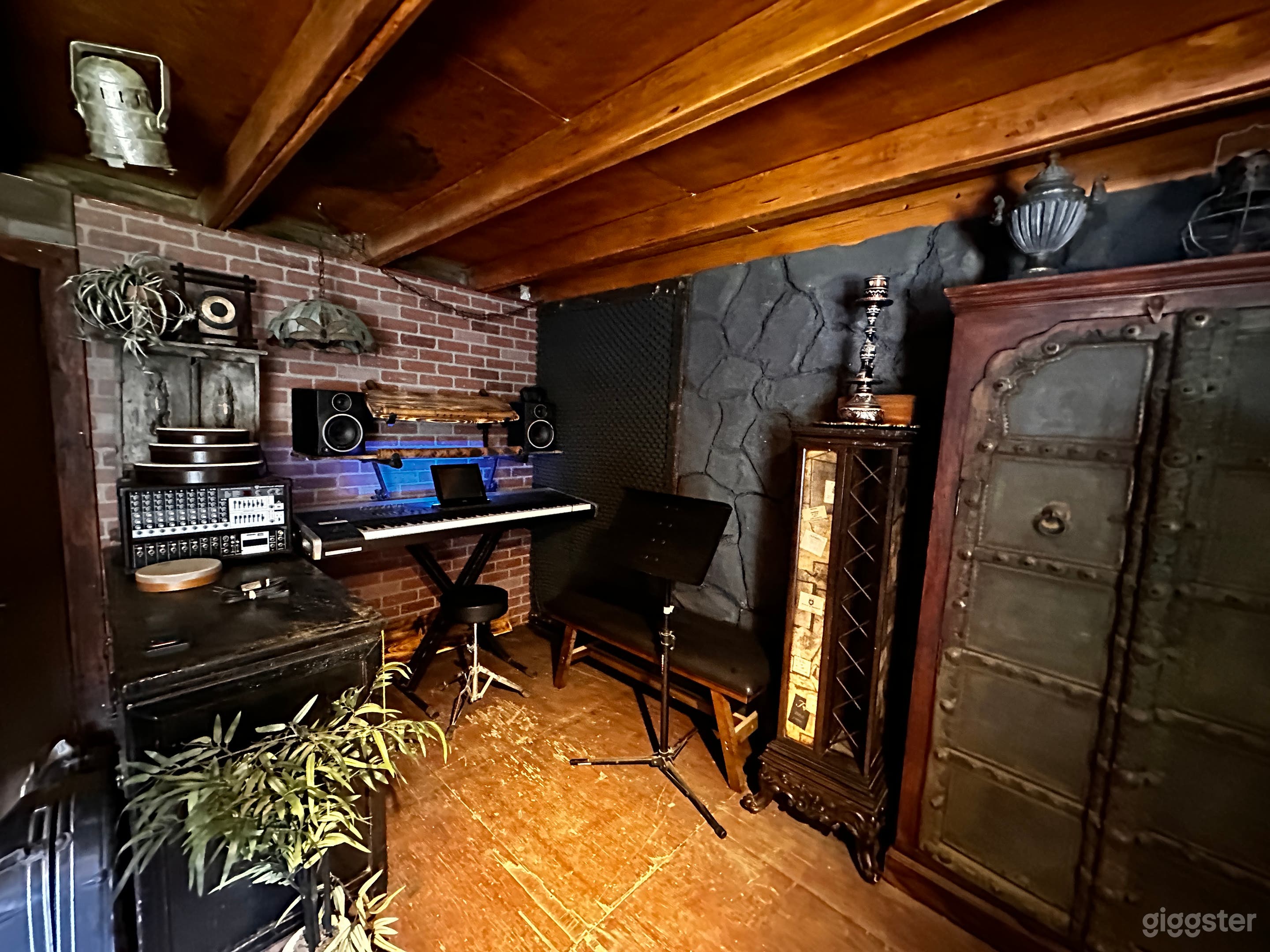 Bohemian Music Studio – Eccentric Creative Interior Set Photo 2