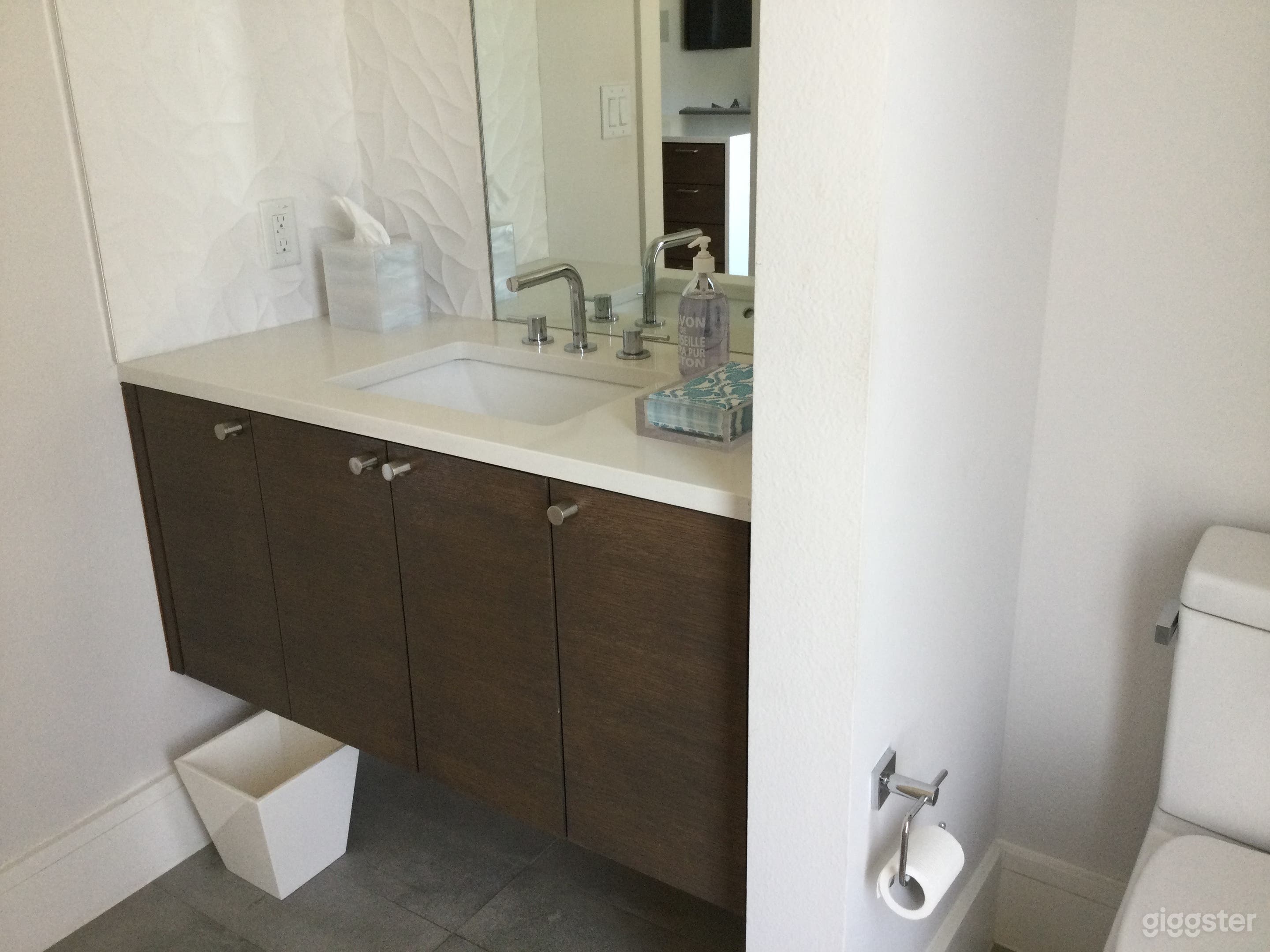 Powder bath with high end finishes 