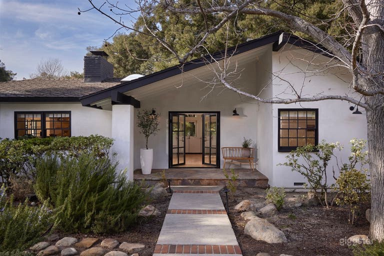  Front Entrance (exterior) 