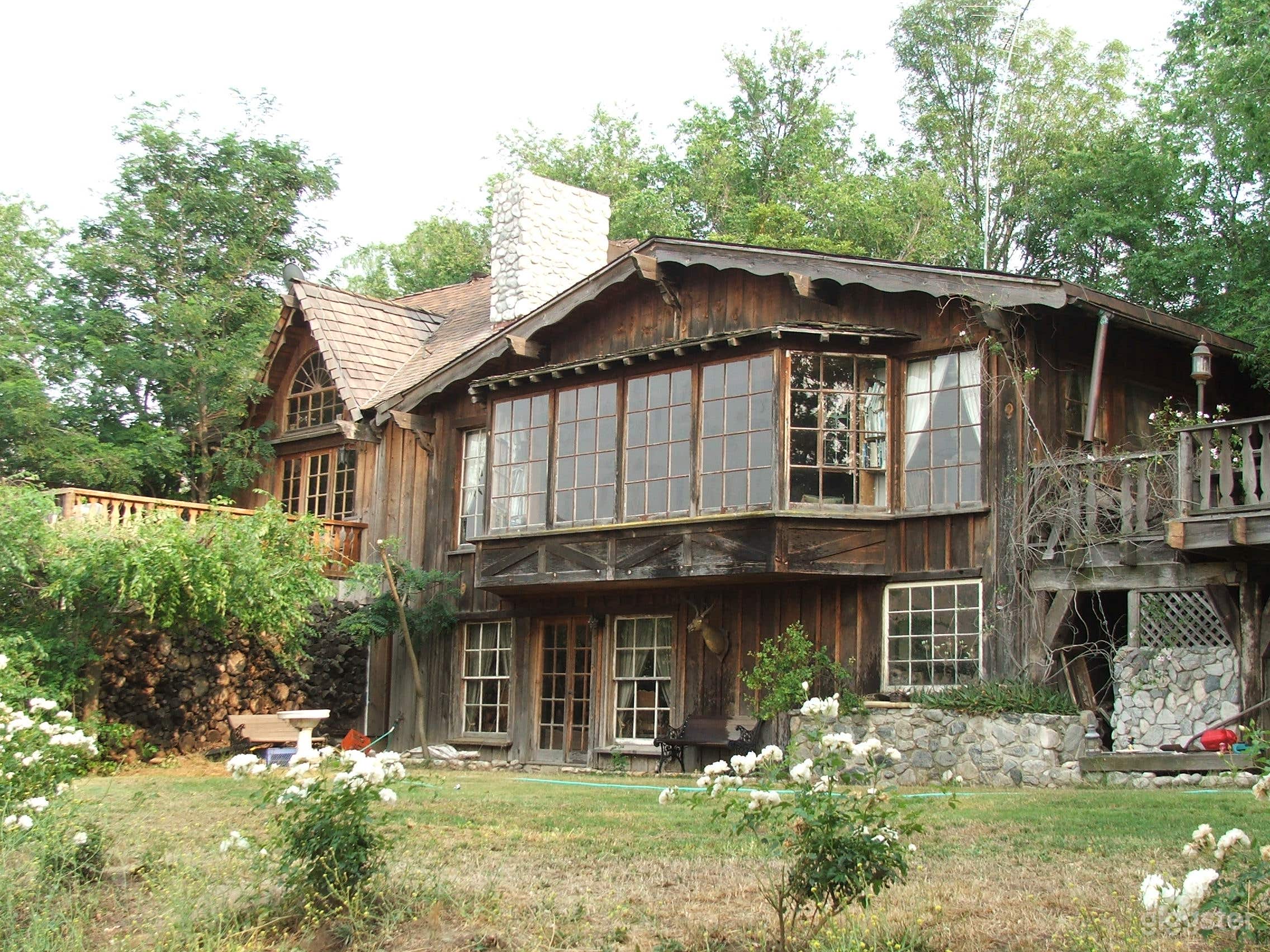 A rustic traditional style house that has many applications