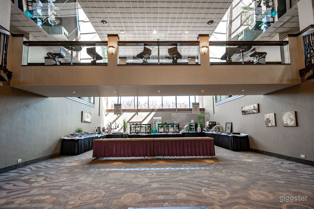Outdoor Skylight Lobby in Ohio Photo 3