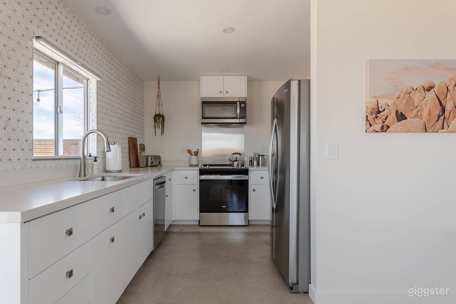 Dagger Tree Oasis l Integratron 5Bed w/ Hot Tub Photo 2