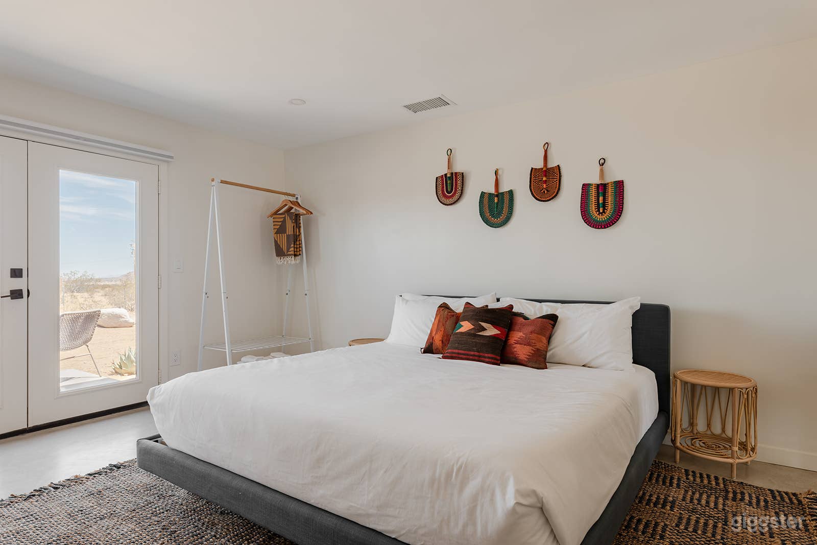 Dagger Tree Oasis l Integratron 5Bed w/ Hot Tub Photo 4