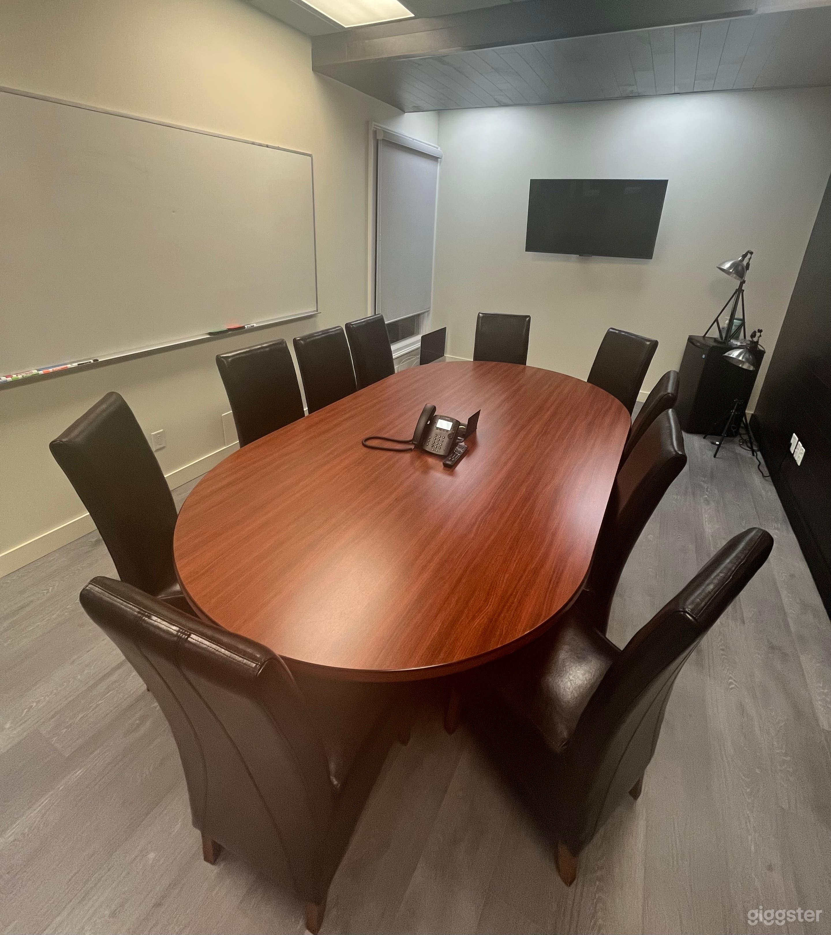 Versatile Open-Concept Studio with Full Kitchen Photo 4