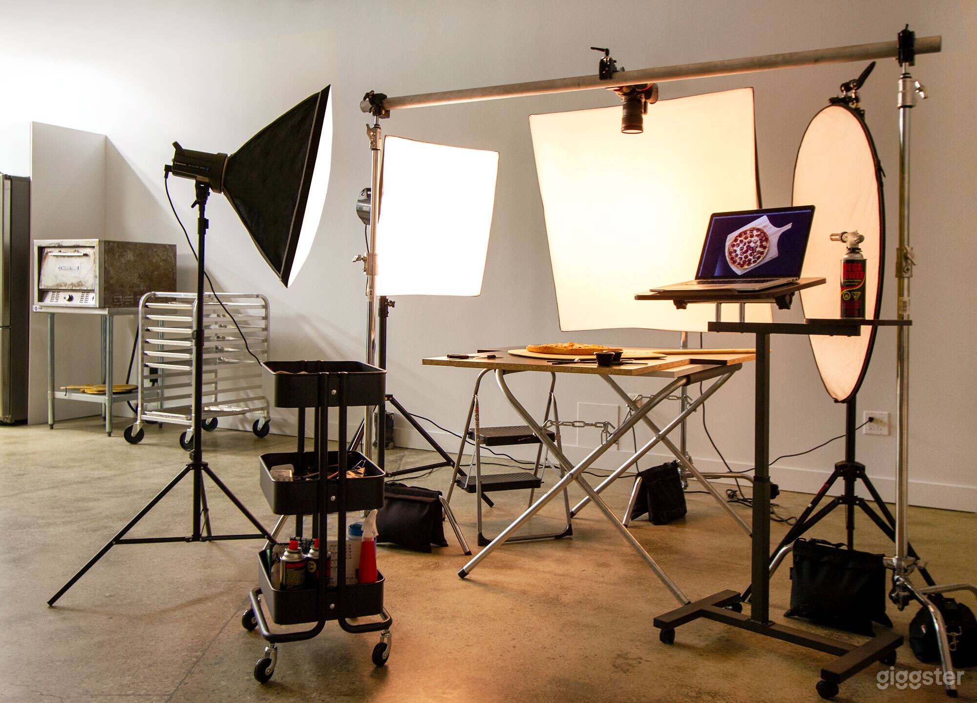 Versatile Open-Concept Studio with Full Kitchen Photo 2