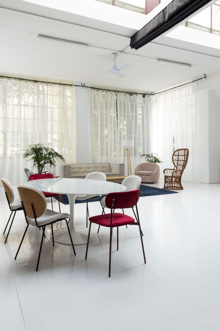  White Studio 