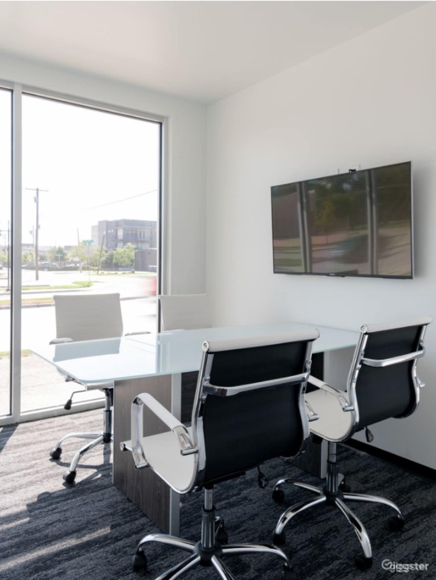 Small Conference Room For 4-5 People  Photo 1