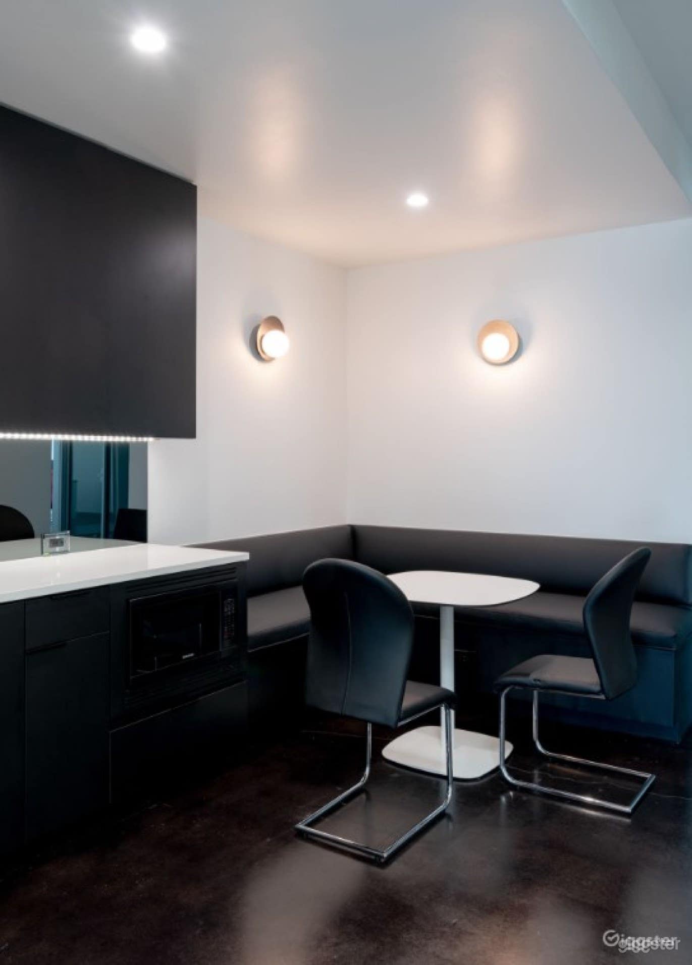 Small Conference Room For 4-5 People  Photo 4