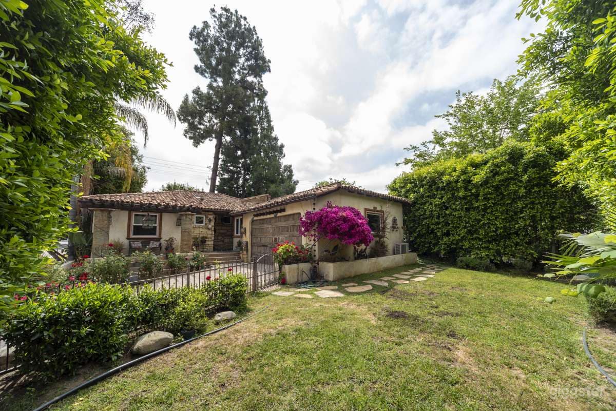 Eclectic Mediterranean Cabin Photo 2