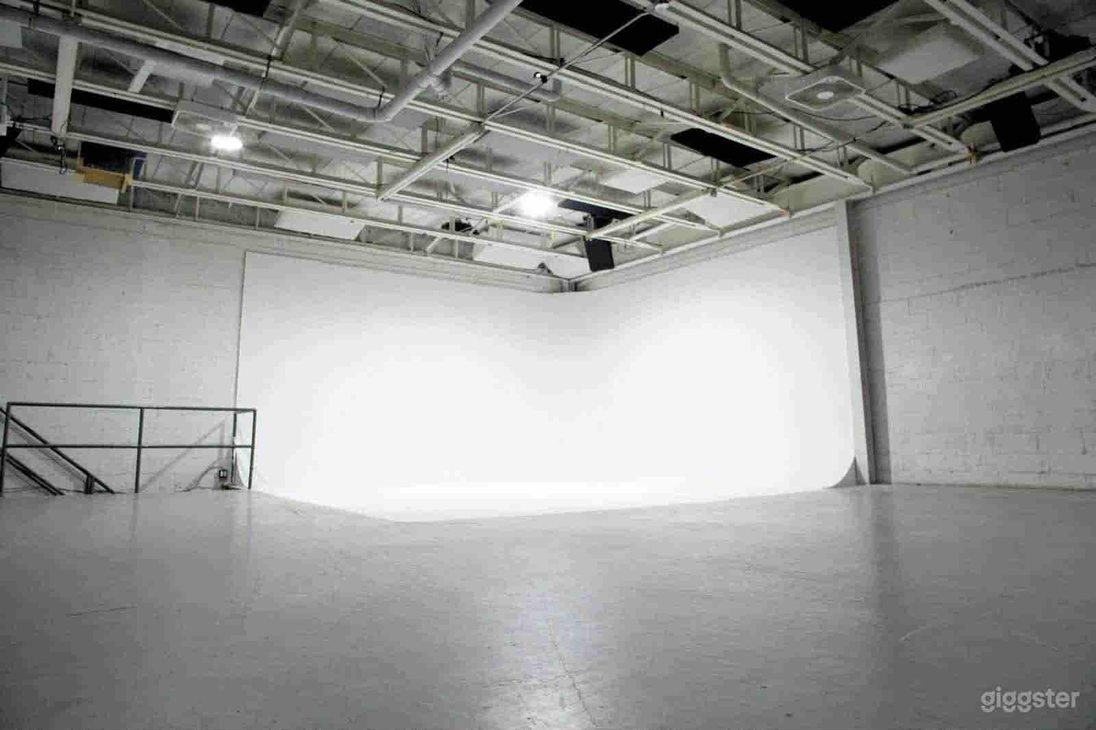 Moody Industrial Photo/Video Studio in Montreal Photo 2