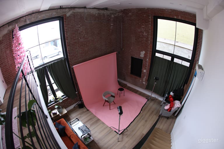  Photography Loft with high ceilings and exposed brick 