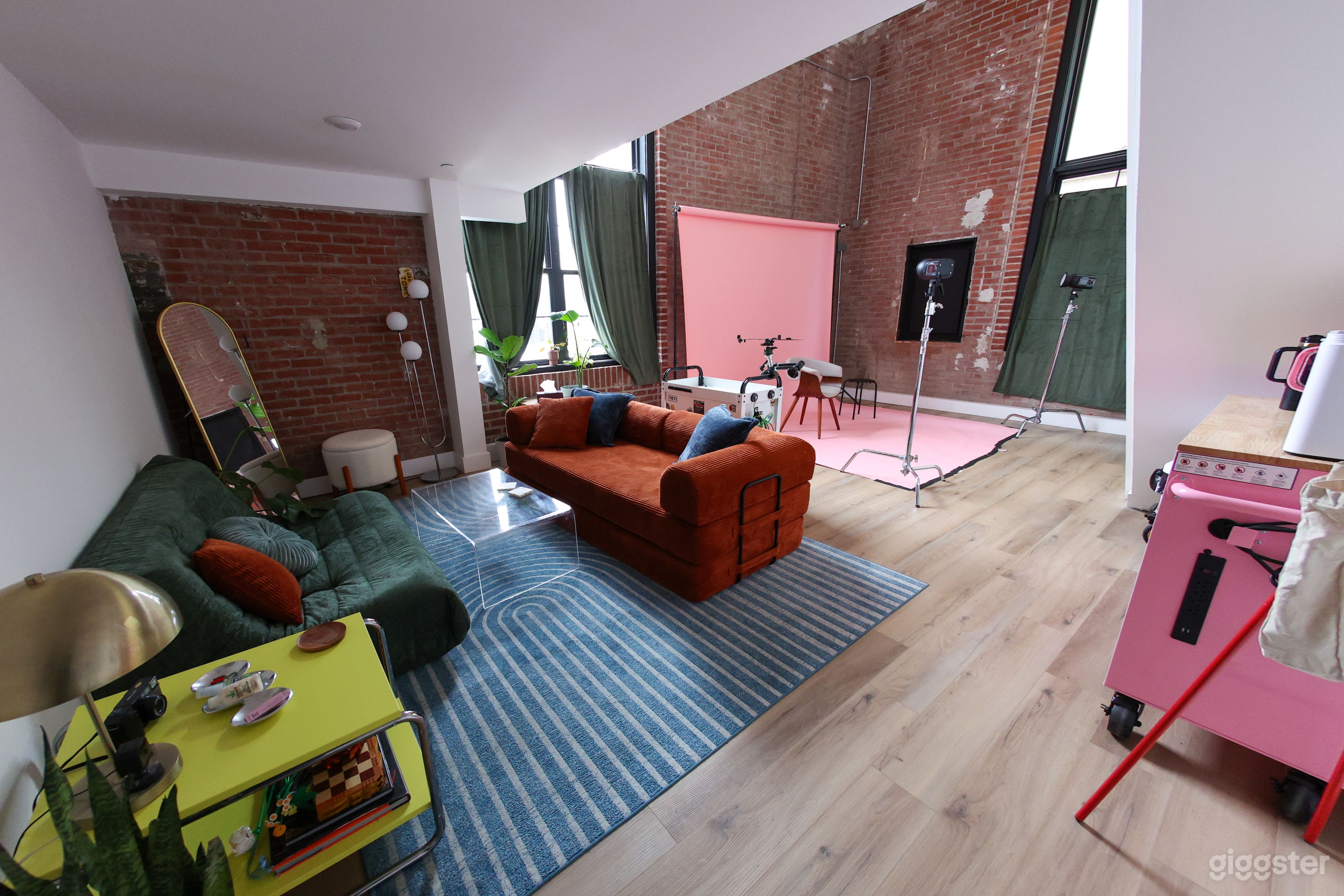 Photography Loft with high ceilings and exposed brick Photo 2