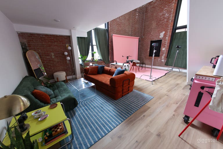  Photography Loft with high ceilings and exposed brick 