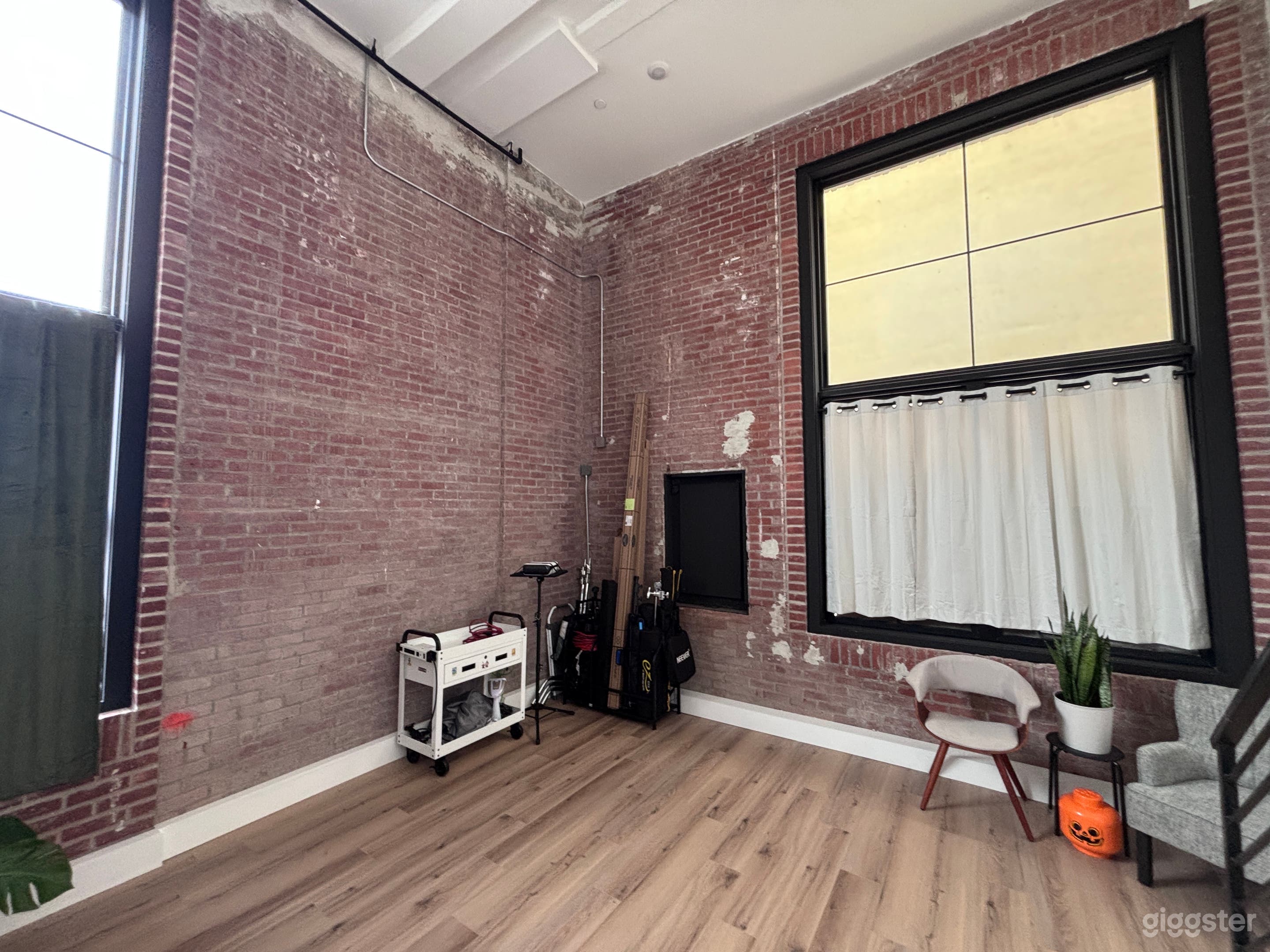 Photography Loft with high ceilings and exposed brick Photo 4