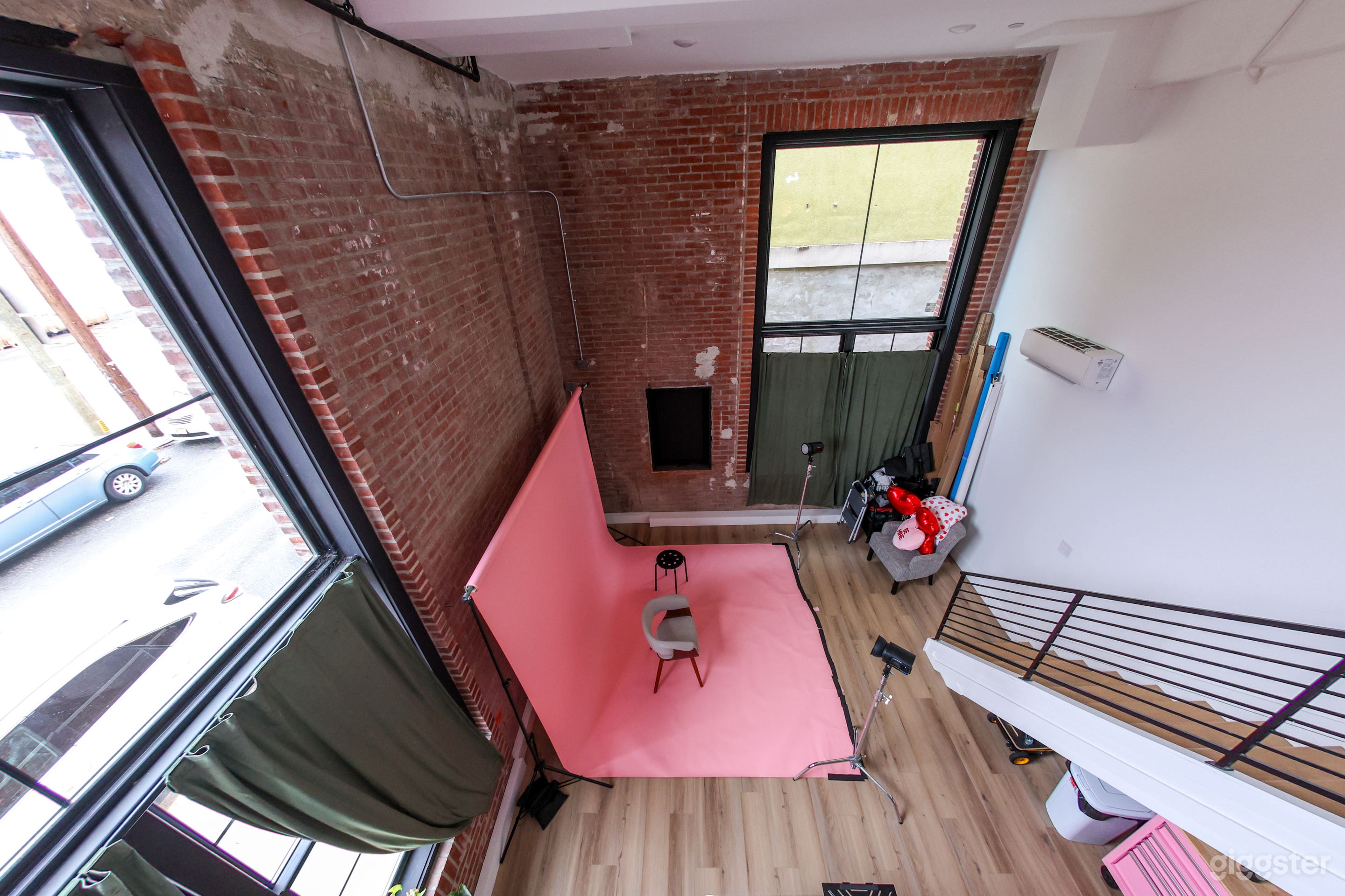 Photography Loft with high ceilings and exposed brick Photo 3