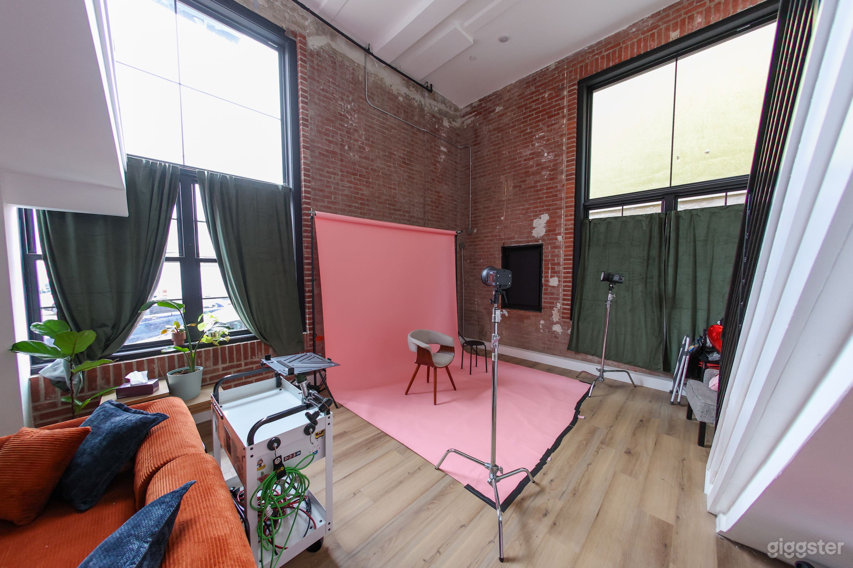 Photography Loft with high ceilings and exposed brick Photo 1