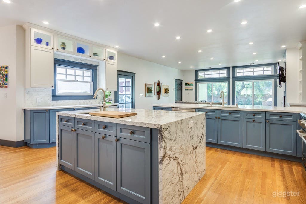 Striking Craftsman in Los Cerritos  Photo 3