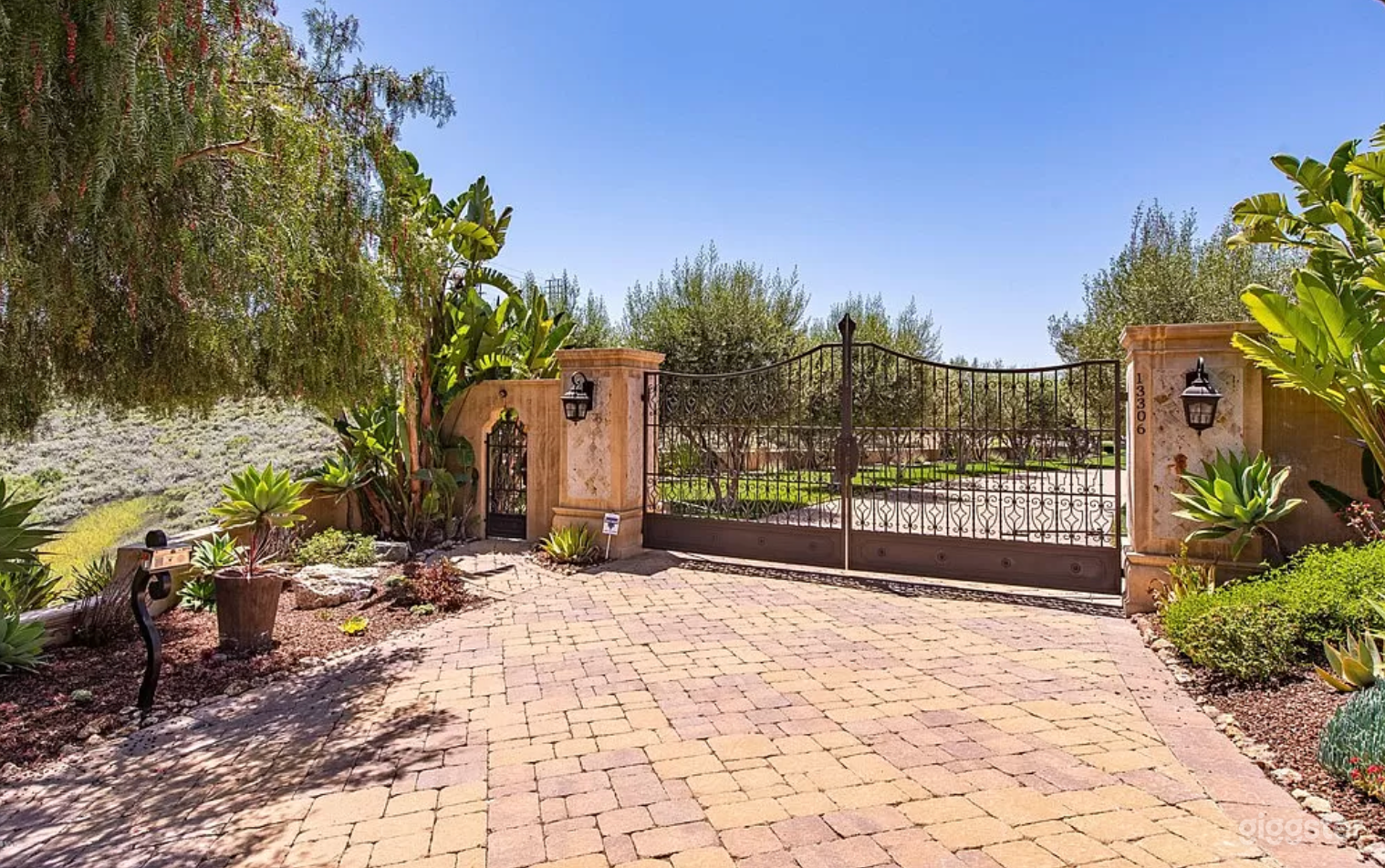 Modern Tuscan Luxury Home Photo 3