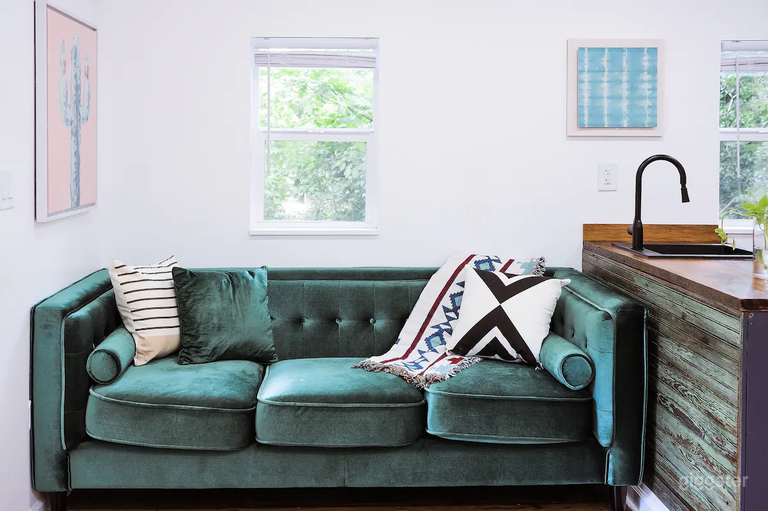  Charming Tiny Home Filming Location: A Cozy Retreat in Nature 