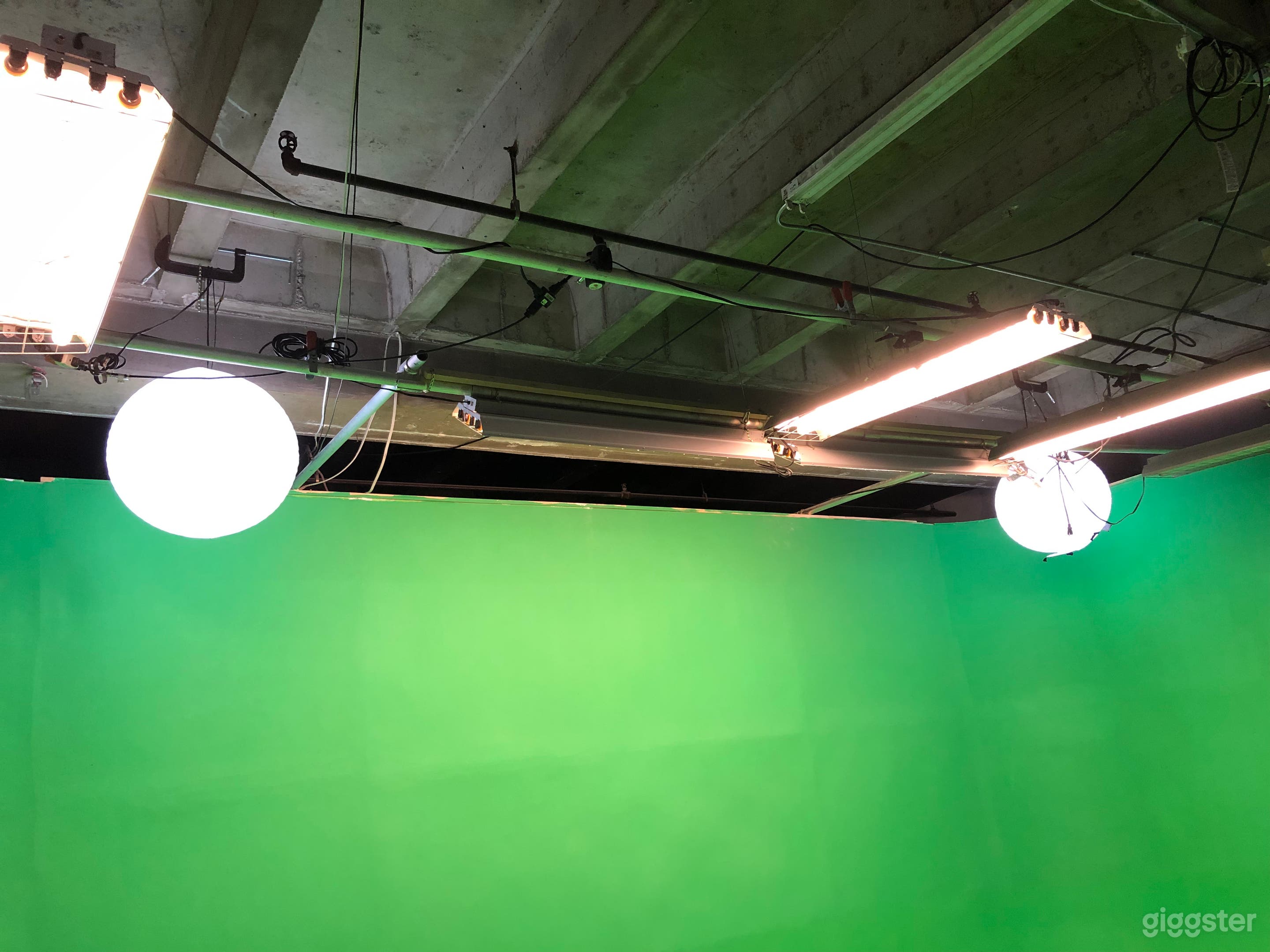 Green Screen with Amenities within Insert Stage Photo 4