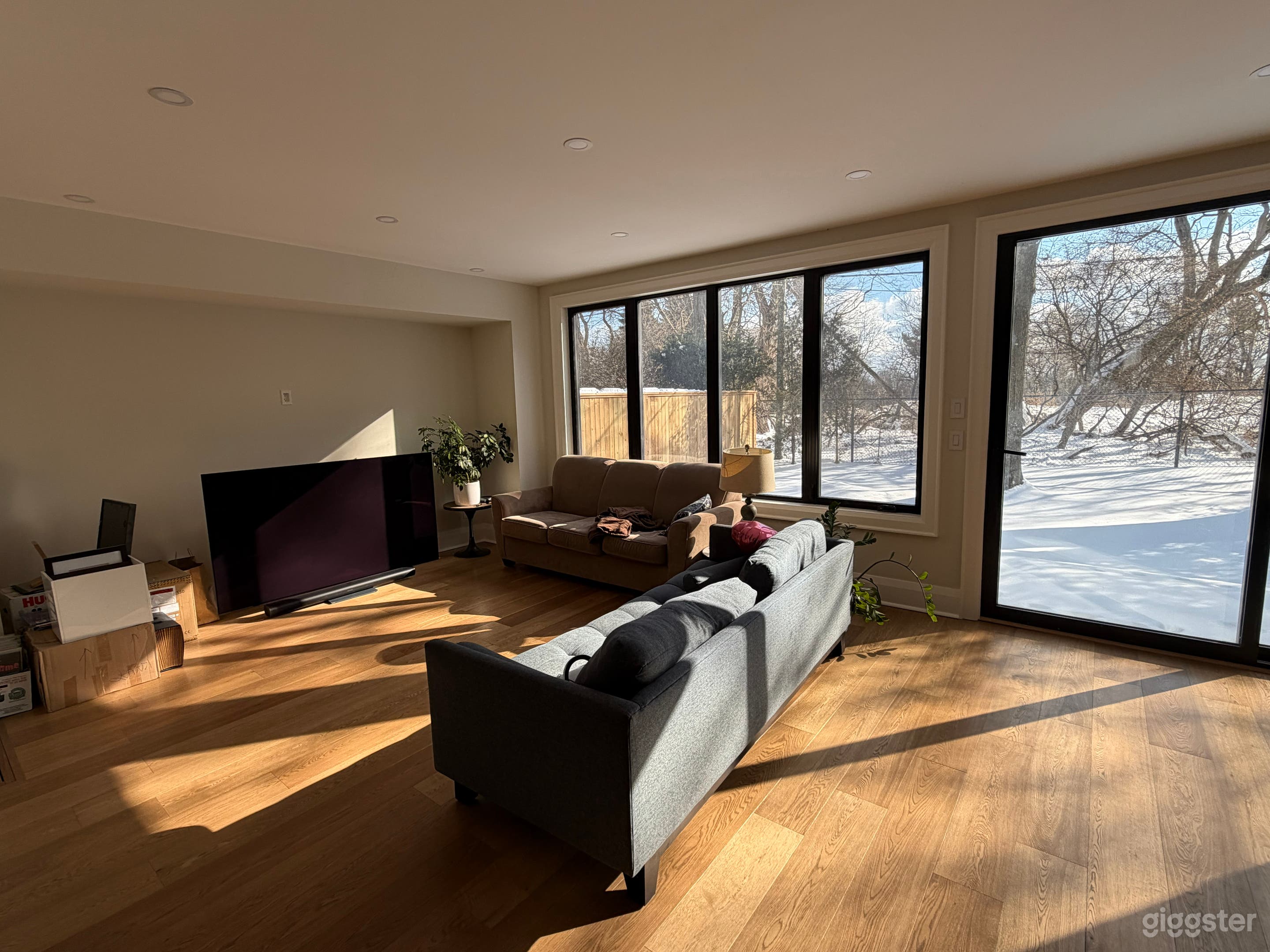 Bright, Brand New, Large Home With Multiple Looks Photo 4