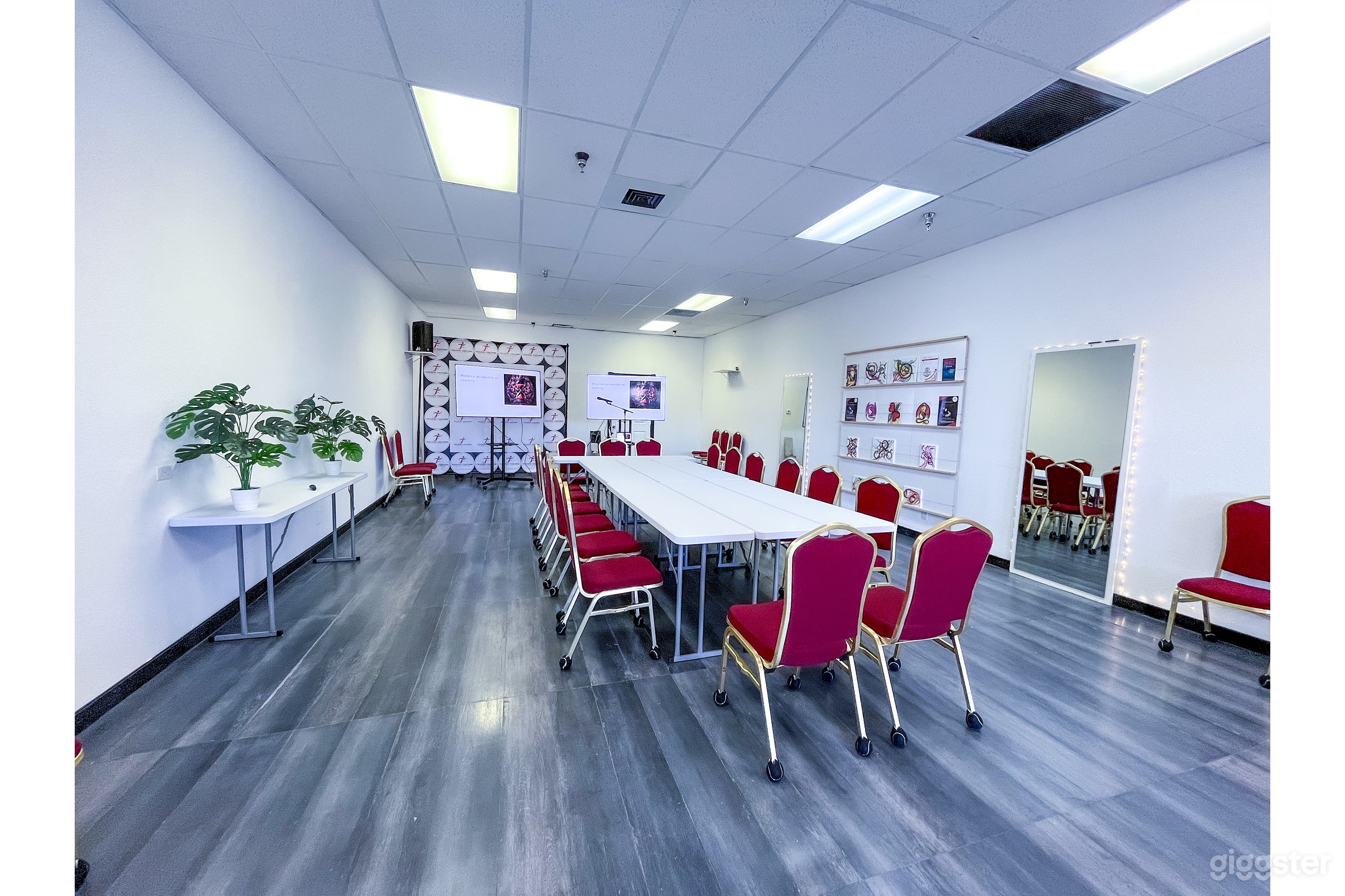 We provide an intimate setting for mastermind sessions or mini meetings, accommodating up to 18 people. Ideal for brainstorming, strategy sessions, or small group discussions, the space offers flexible seating and advanced AV tools.