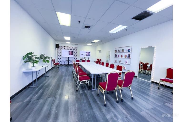  Offriamo un ambiente intimo per sessioni mastermind o mini riunioni, con una capienza fino a 18 persone. Ideale per brainstorming, sessioni strategiche o discussioni di piccoli gruppi, lo spazio offre posti a sedere flessibili e strumenti AV avanzati. 