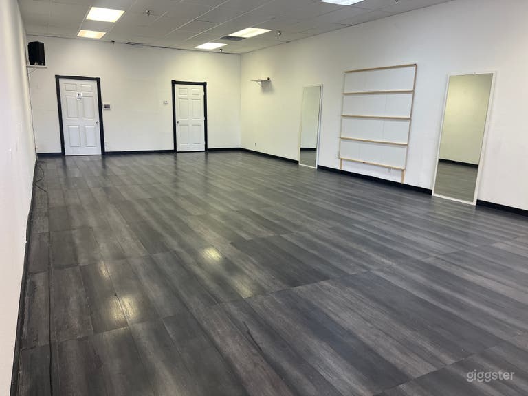  Need an open space? We offer a versatile, fully cleared room perfect for dance lessons, yoga, or fitness classes. We remove all furniture to create a spacious, flexible environment tailored to your unique event or activity needs. 