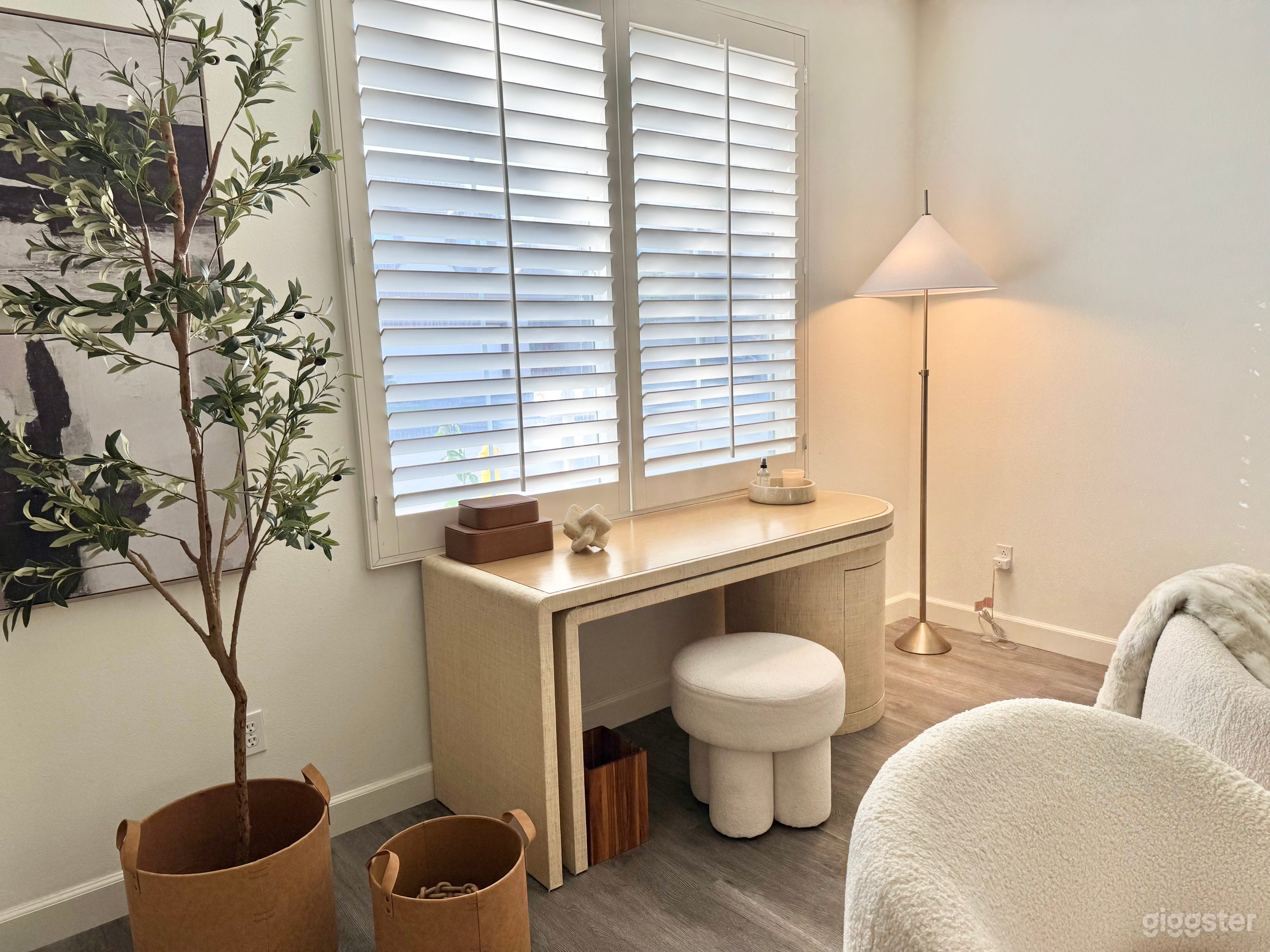 A curated design in a chic, light-filled home. Photo 3