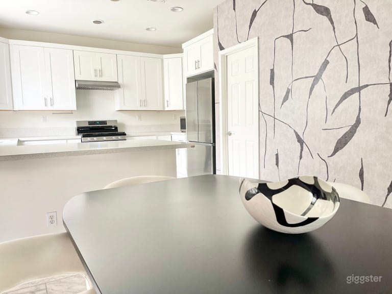  A curated design in a chic, light-filled home. 