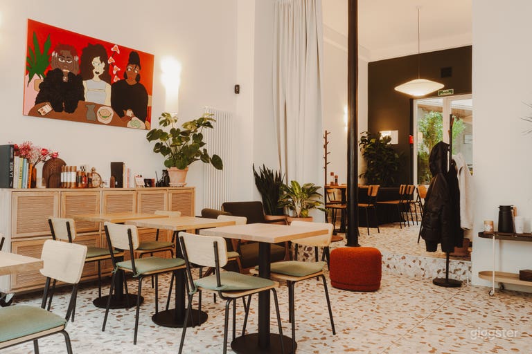  Warm gestaltetes Architekten-Café im Herzen des 8. 