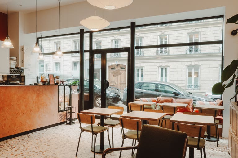  Warm gestaltetes Architekten-Café im Herzen des 8. 
