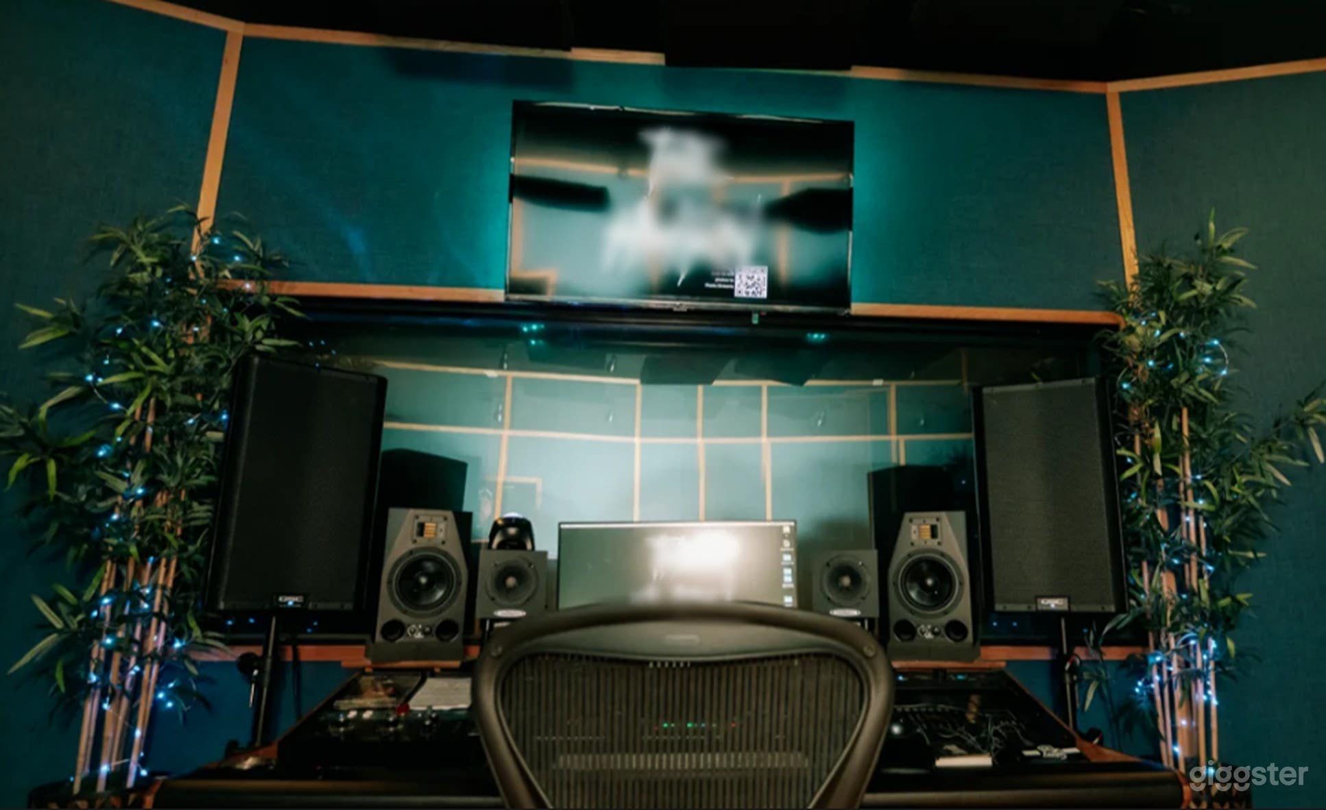 High-End Recording Suite w/ Spacious Booth & Premium Gear Photo 2