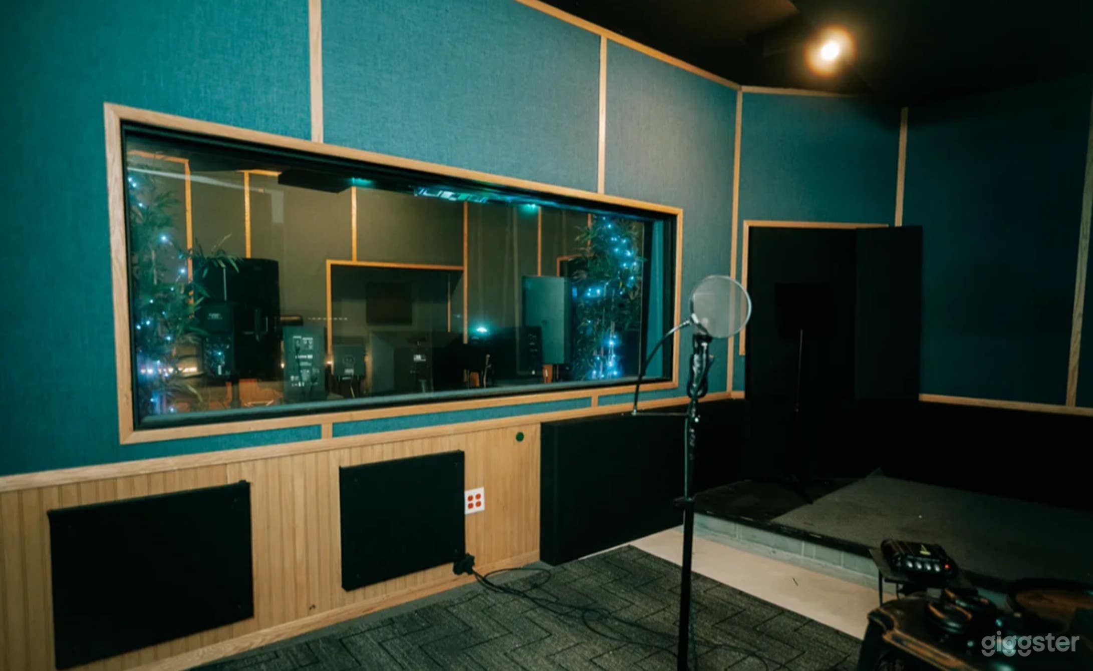 High-End Recording Suite w/ Spacious Booth & Premium Gear Photo 4