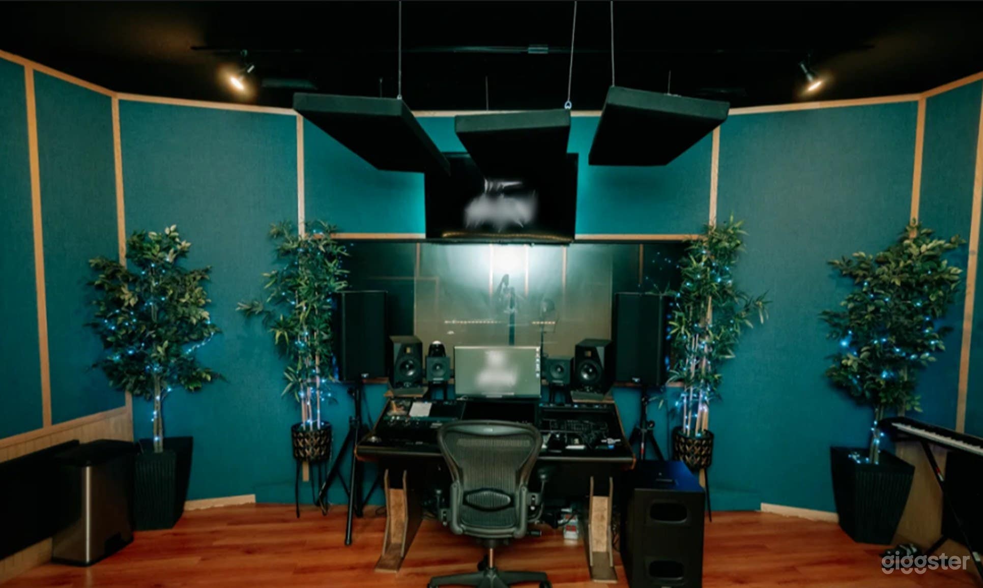 High-End Recording Suite w/ Spacious Booth & Premium Gear Photo 1