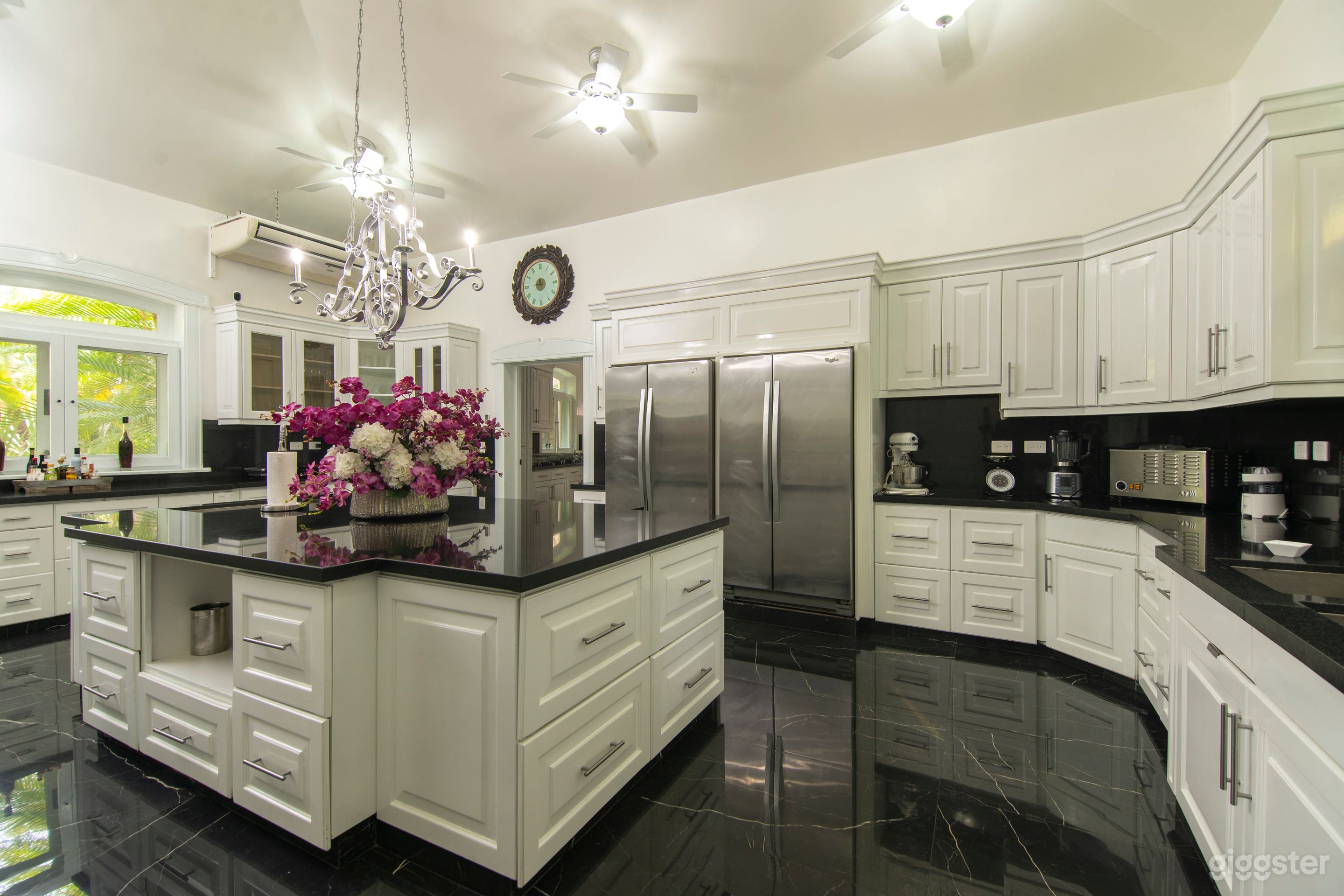 20 Suites Luxurious Tropical Beachfront Villa  Photo 3