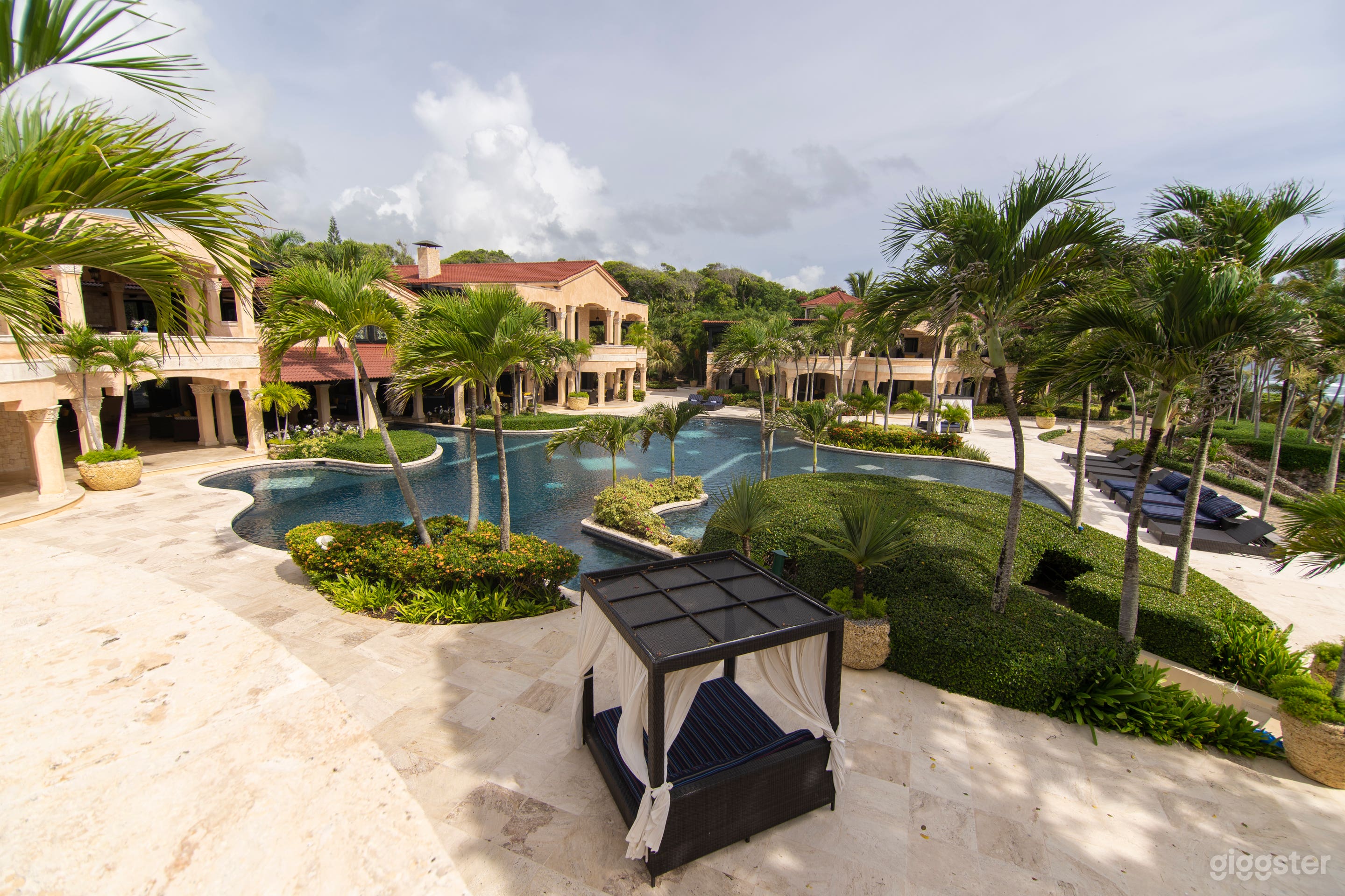 20 Suites Luxurious Tropical Beachfront Villa  Photo 1