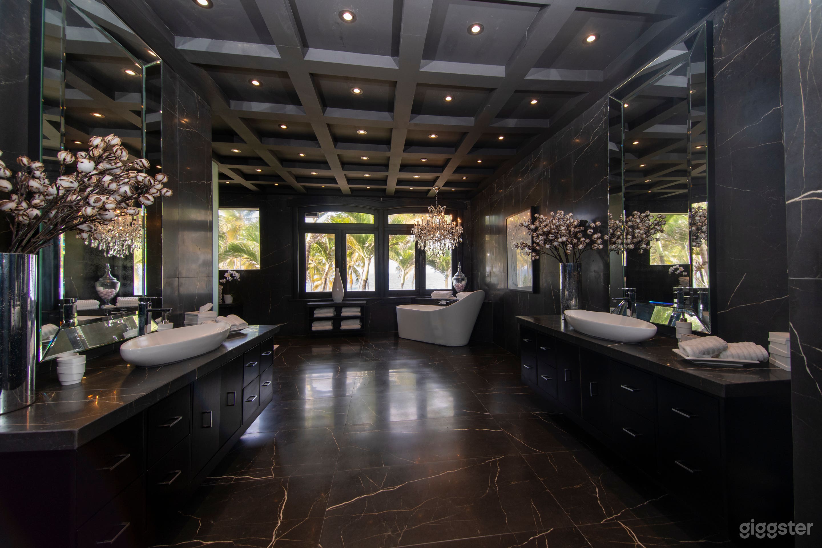 20 Suites Luxurious Tropical Beachfront Villa  Photo 2