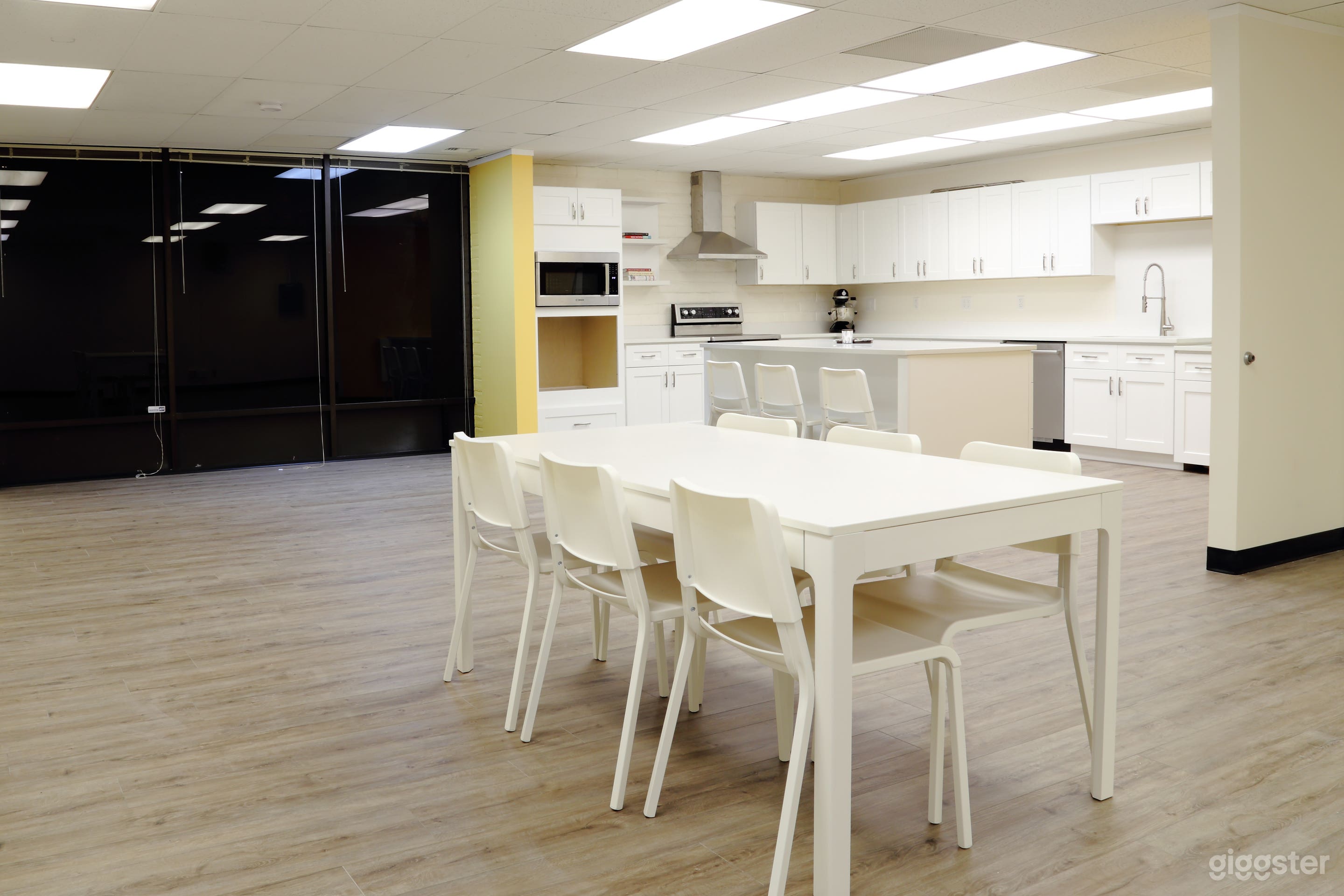 Child friendly big venue in Bellevue Photo 1