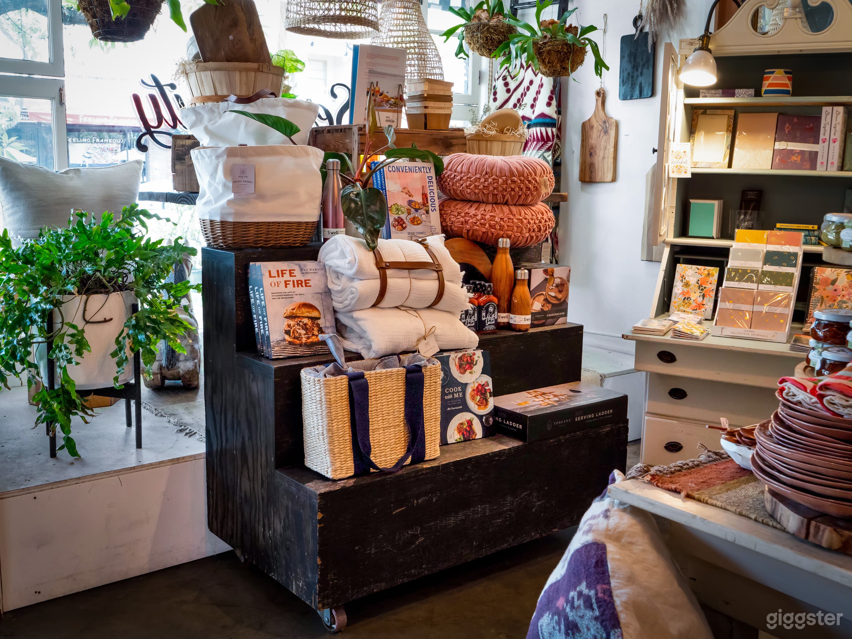 CHARMING SMALL TOWN BOUTIQUE ON MAIN STREET Photo 2